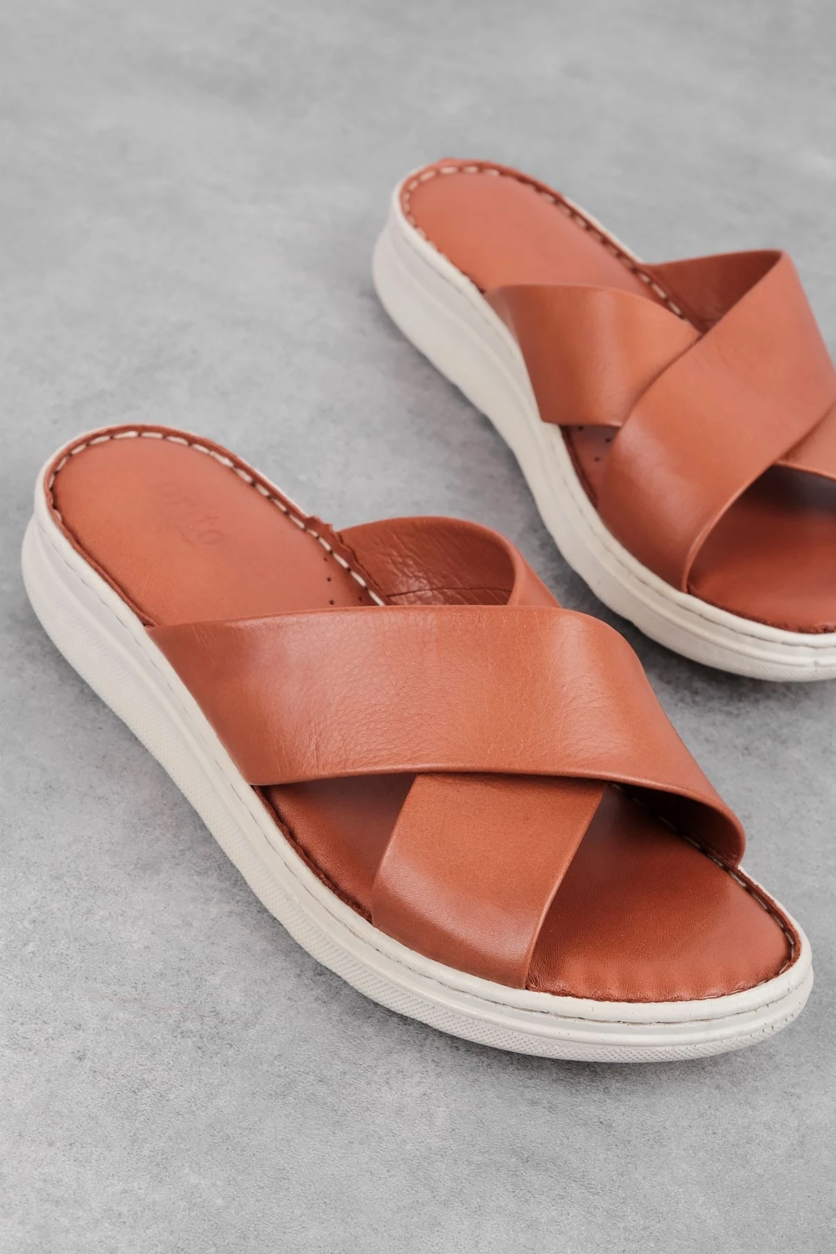 Brunette Kadın Hakiki Deri Çapraz Bant Detaylı Terlik