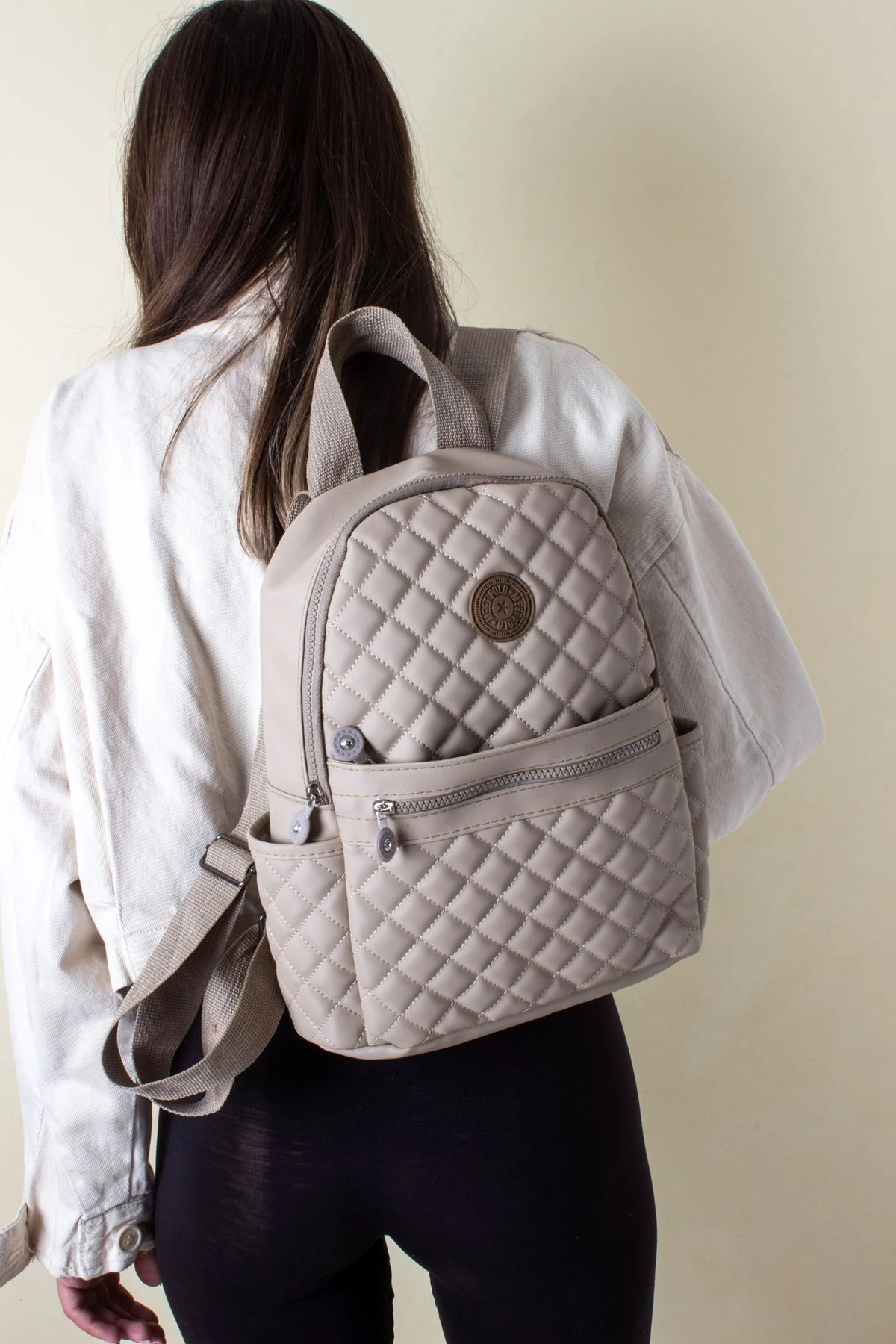 KADIN YUMUŞAK DERİ ÖNDEN FERMUARLI SIRT ÇANTASI