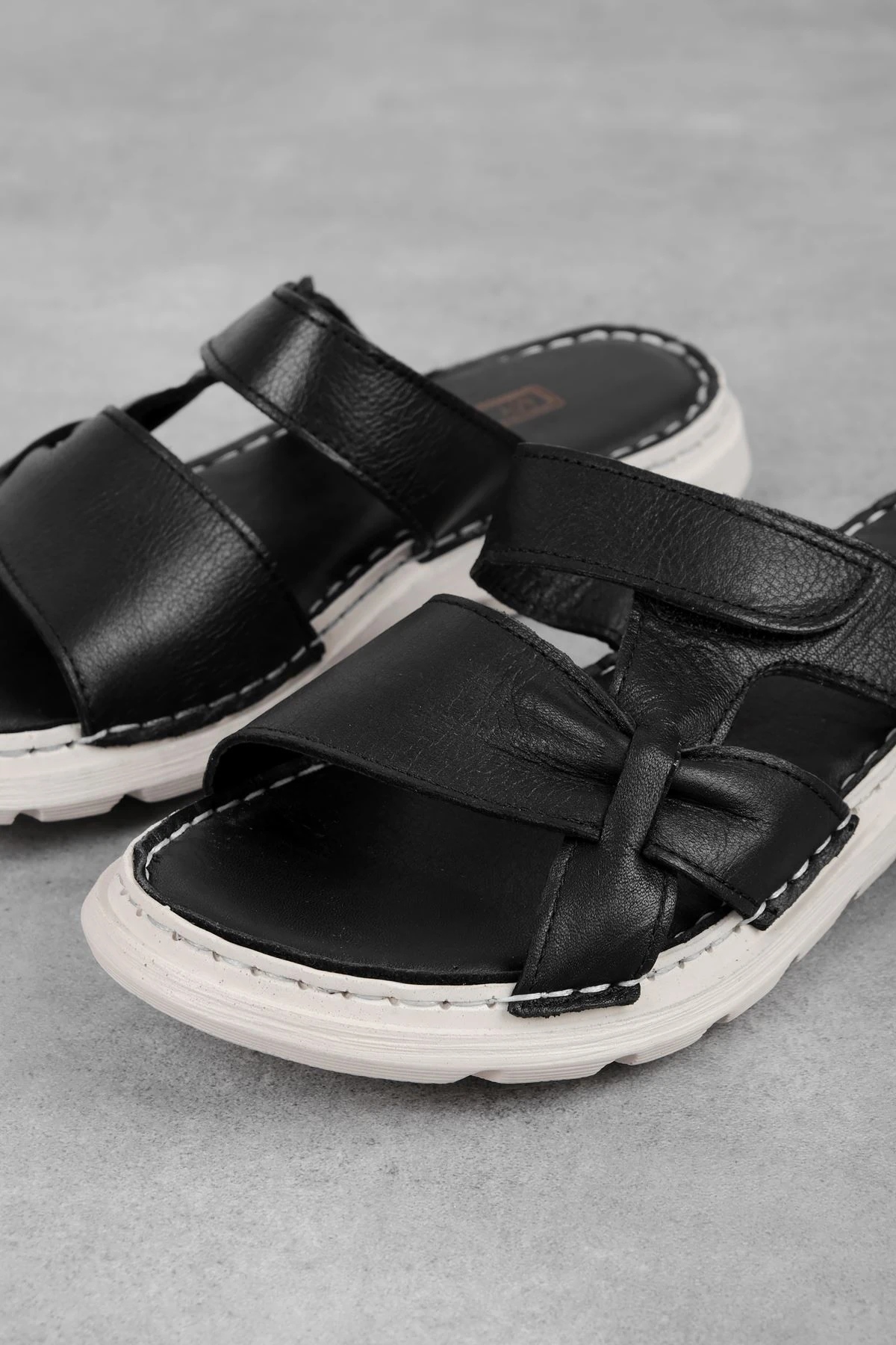 Vetebo Kadın Hakiki Deri Cırt Cırt Detaylı Terlik