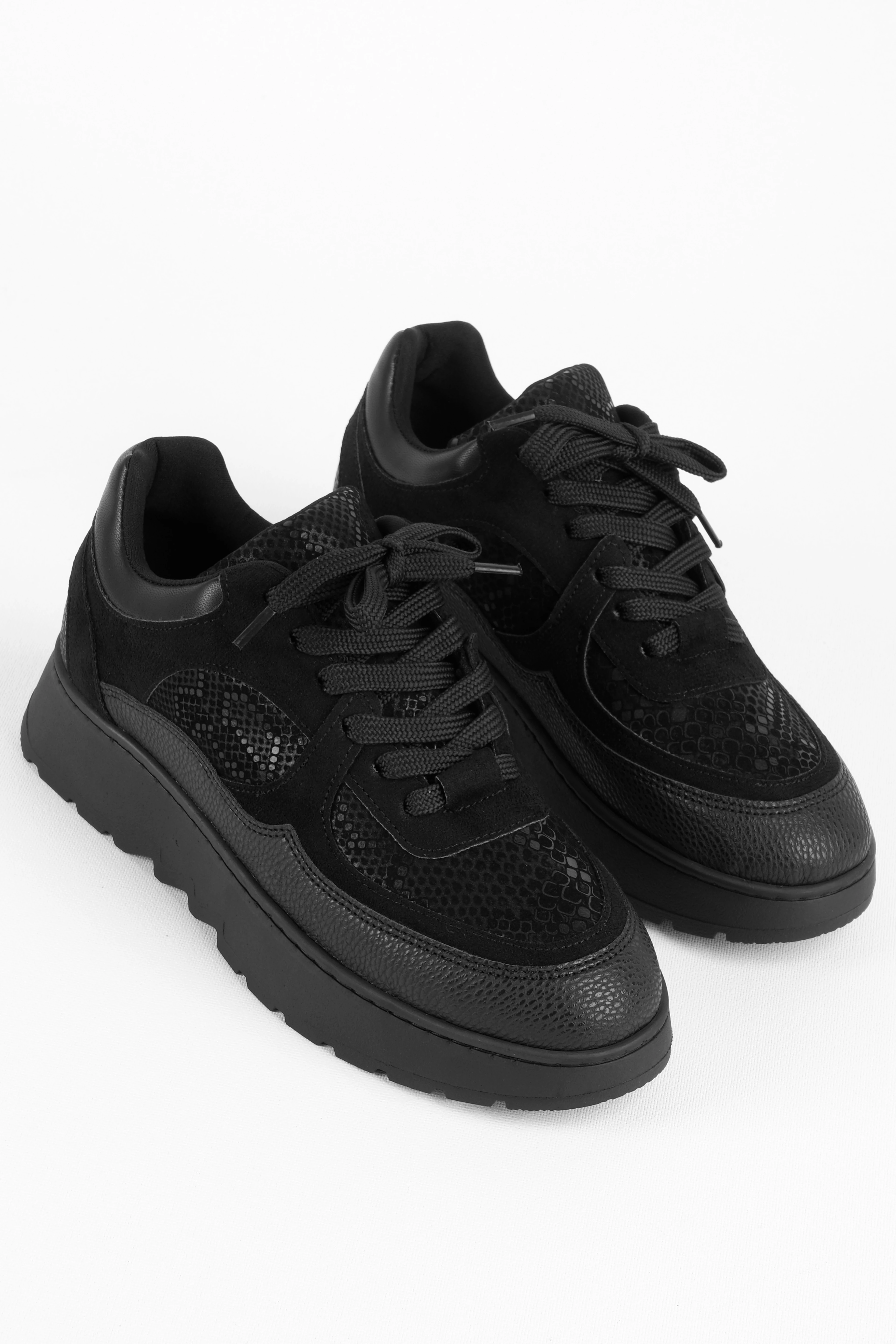 Nominate Kadın Nubuk Detaylı Bağcıklı Yüksek Tabanlı Spor Ayakkabı 4259 - SİYAH