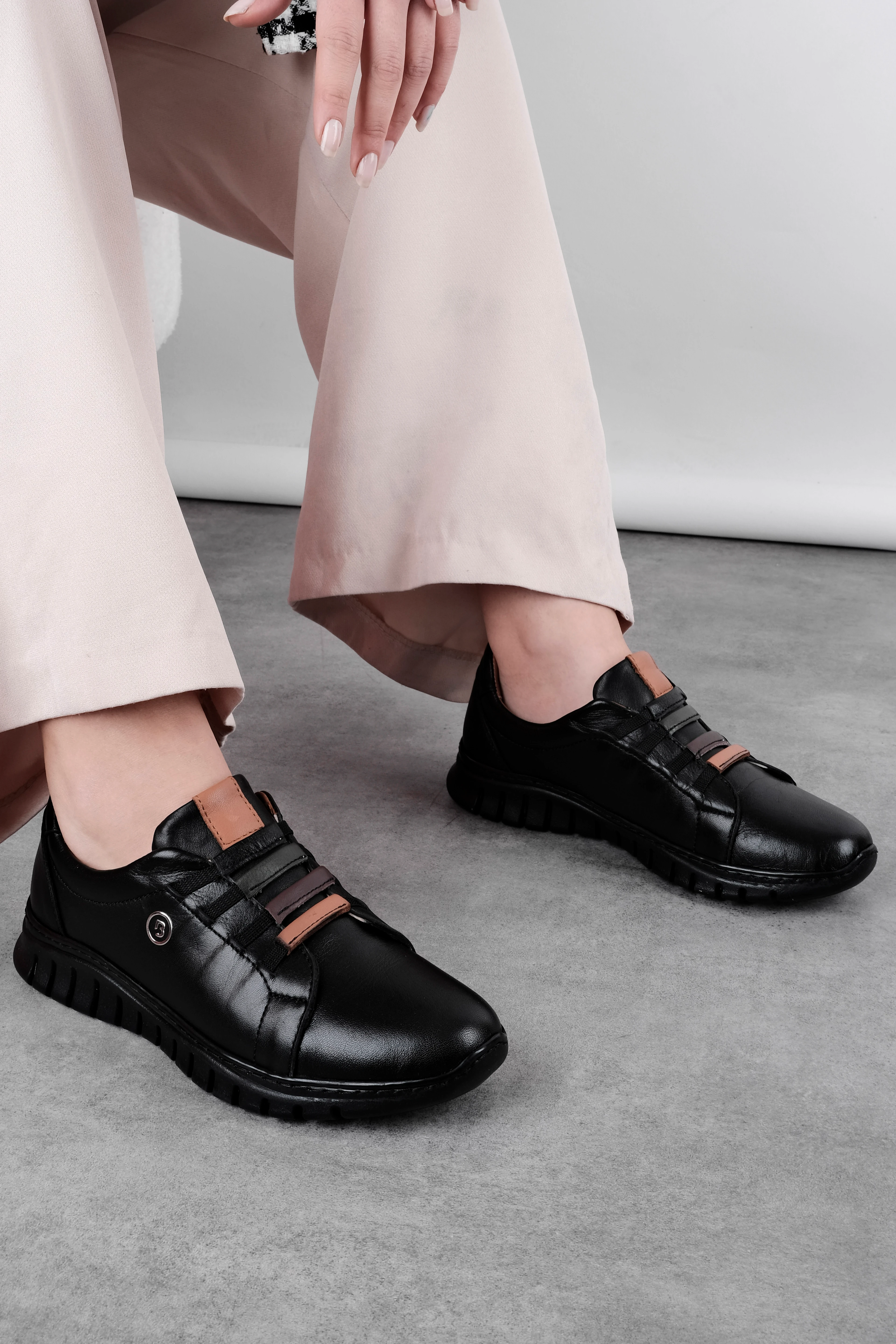 Conroy Kadın Hakiki Deri Renkli Lastik Bağcık Detaylı Günlük Ayakkabı (B4244) - SİYAH