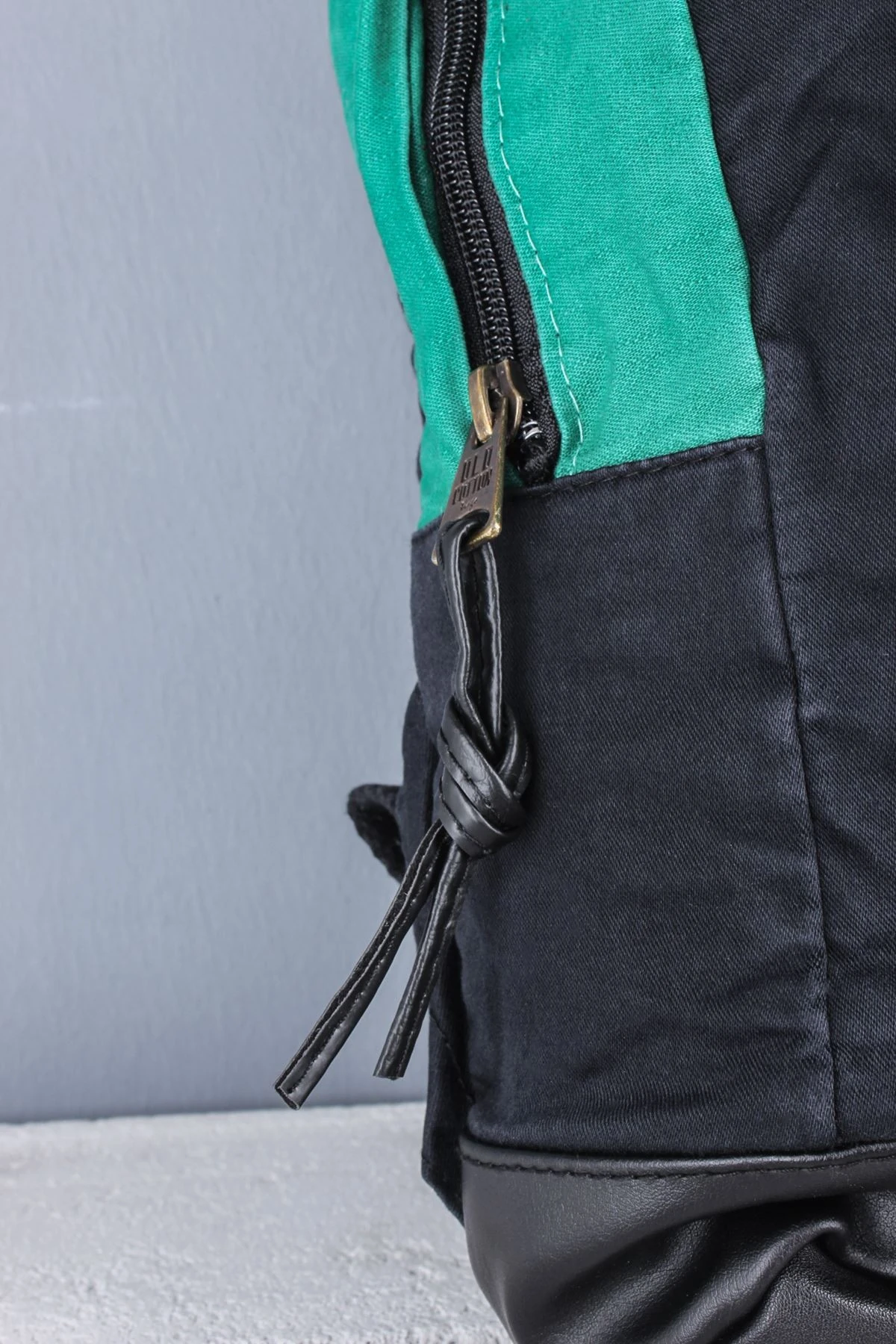 THORN KEMER DETAYLI KADI SIRT ÇANTA YAZILI