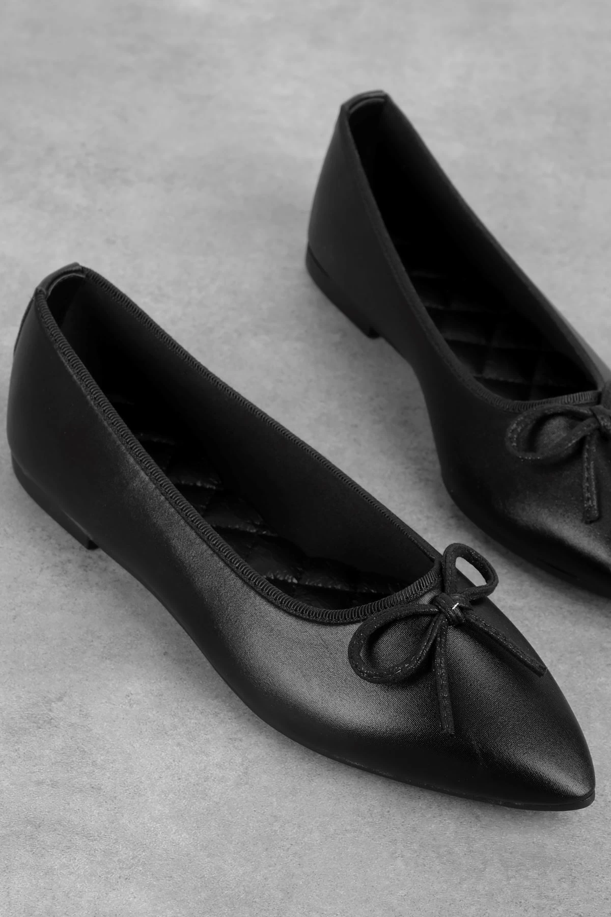 Joke Kadın Sivri Burunlu Kurdele Detaylı Babet Ayakkabı