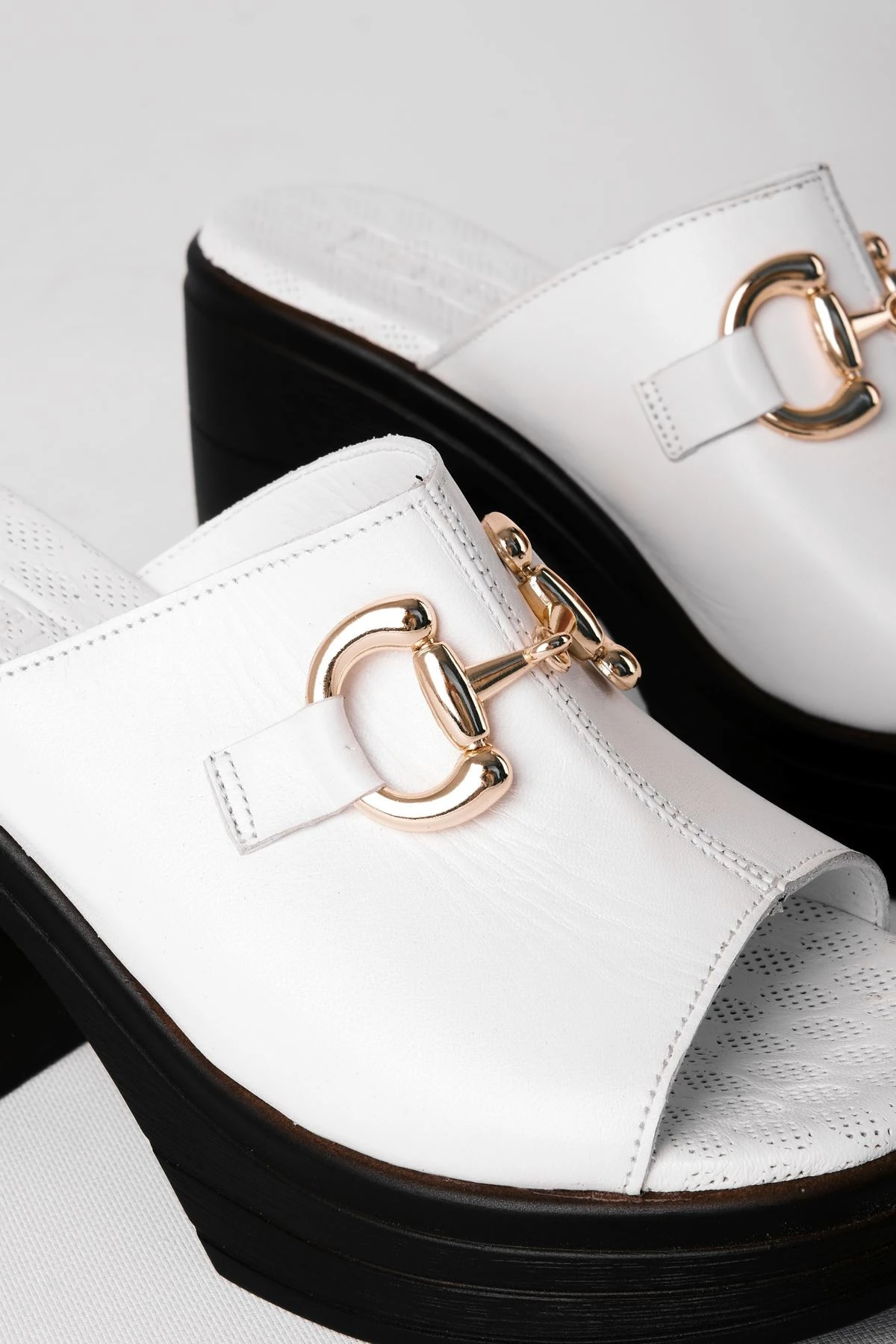 Afra Kadın Hakiki Deri Metal Toka Detaylı Kalın Topuklu Terlik