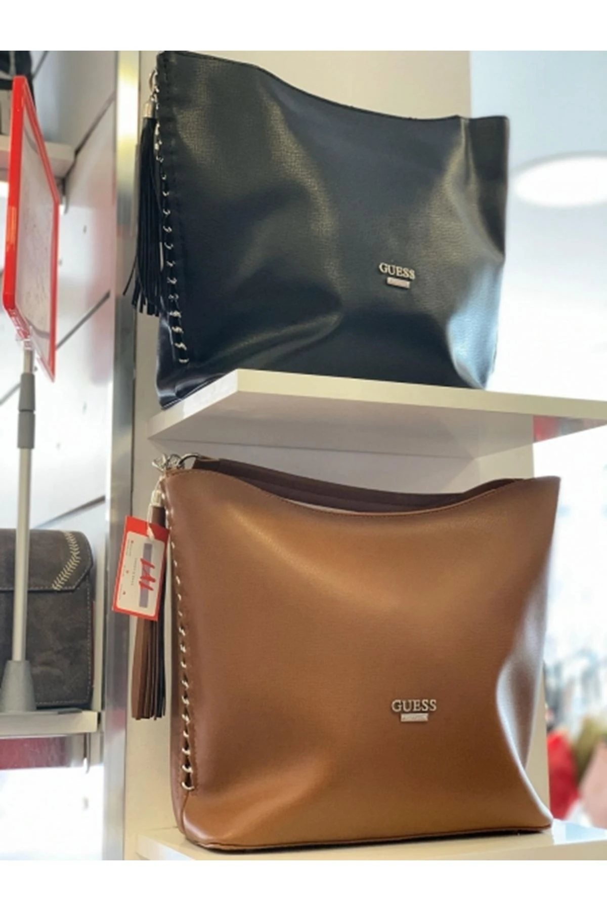 PÜSKÜLLÜ BAYAN OMUZ CANTASI