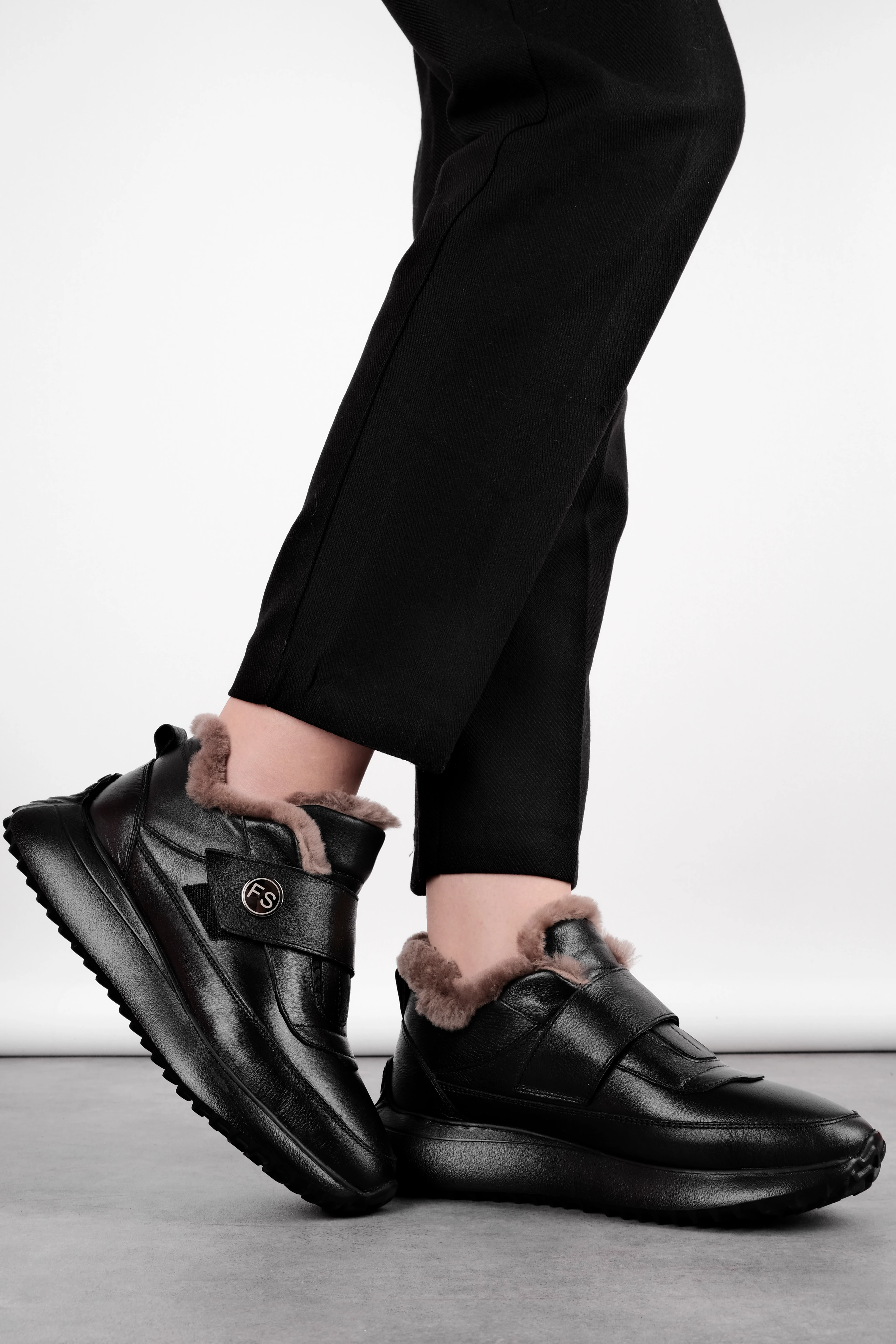 İdas Kadın Hakiki Deri Çırtçırt Detaylı İçi Tüylü Nubuk Spor Ayakkabı 4297 - SİYAH