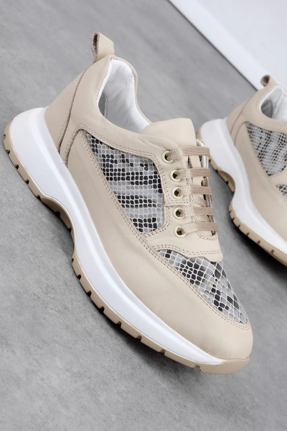 Punco Kadın Hakiki Deri Bağcıklı Desen Detaylı Spor Ayakkabı 3929 - Krem