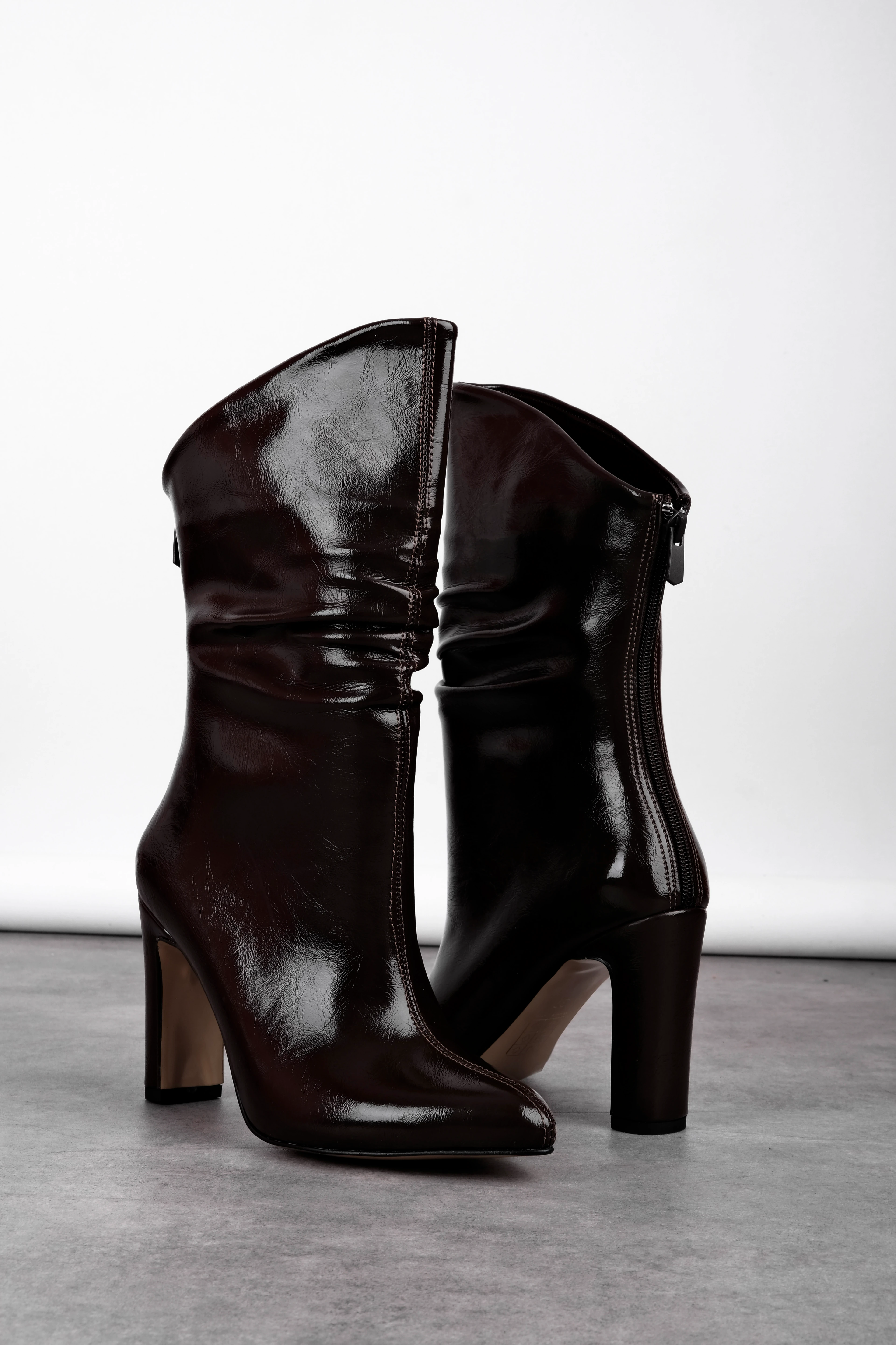 Material Kadın Sivri Burunlu Dikiş Detaylı Fermuarlı Topuklu Bot 4301 - KAHVERENGİ