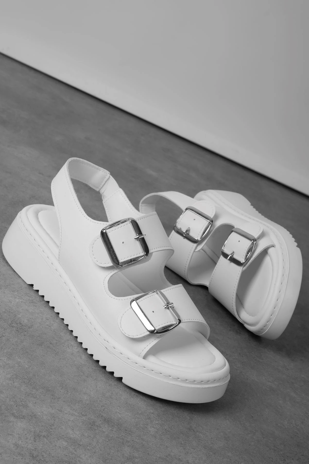 Enova Kadın Kemer Toka Detaylı Lastikli Sandalet Ayakkabı