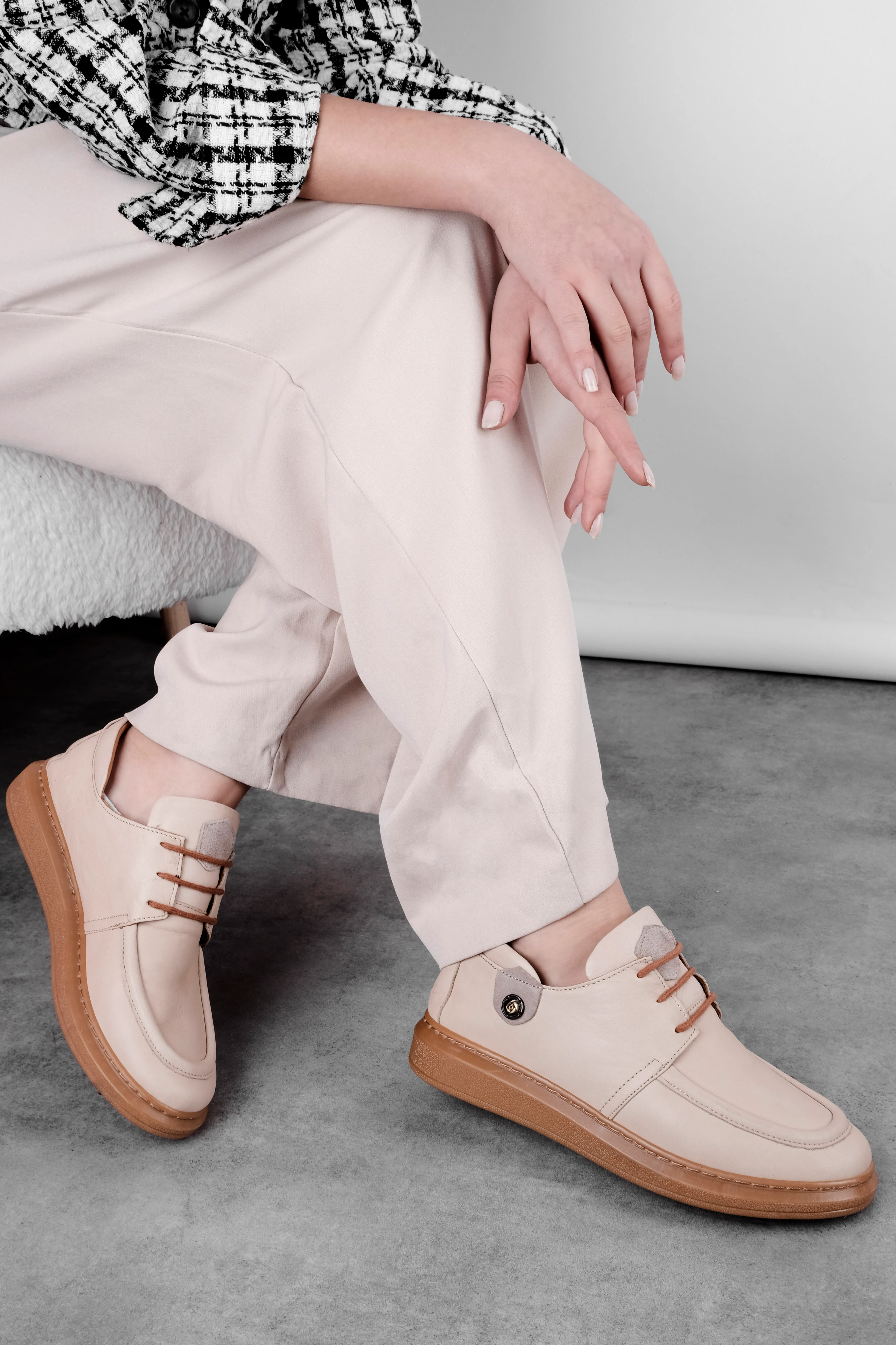 Erin KAdın Hakiki Deri Yanından Yuvarlak Metal Detaylı Casual Ayakkabı - Krem