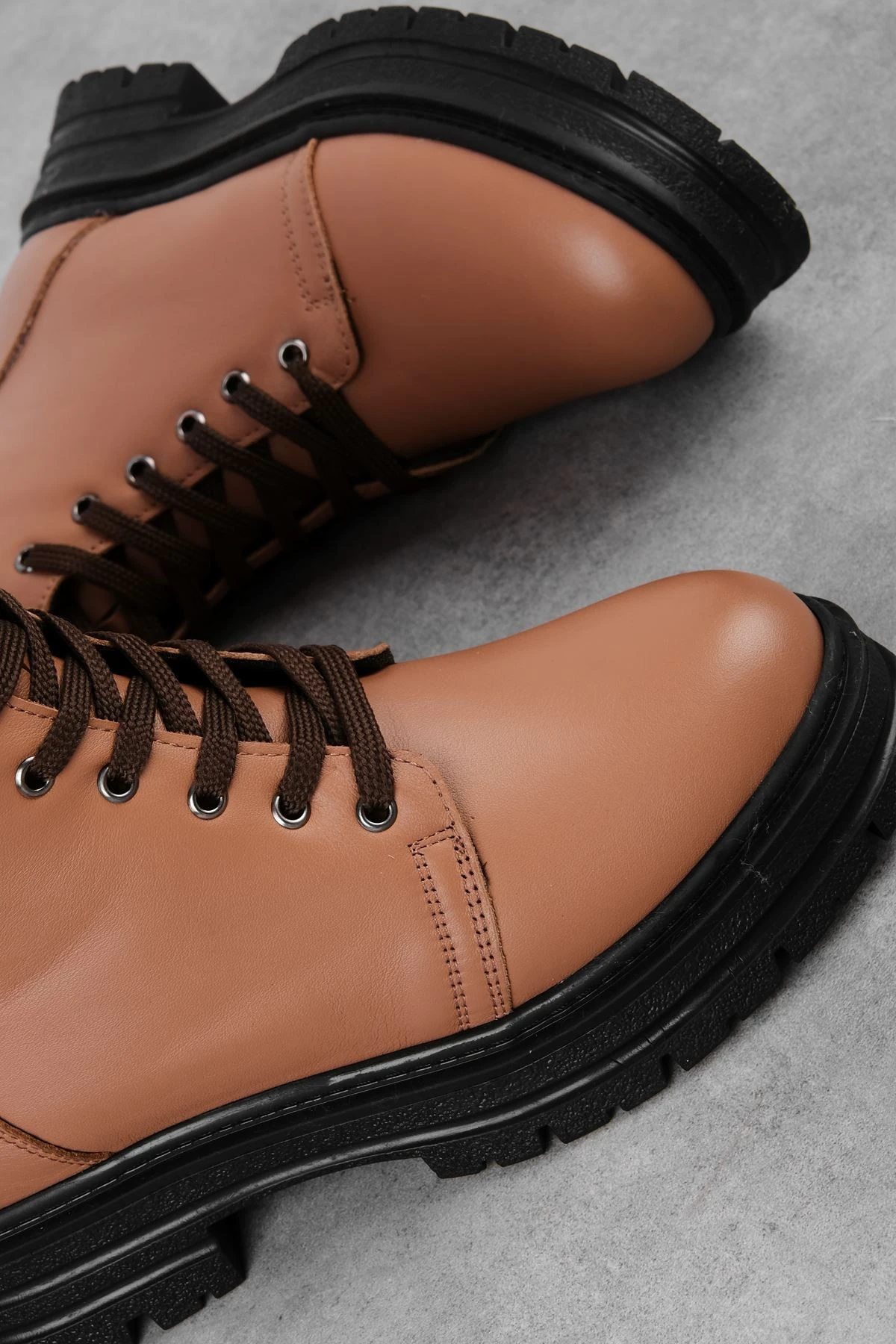 Avrıl Kadın Hakiki Deri Bağcık Detaylı Fermuarlı Postal 4119 - Taba