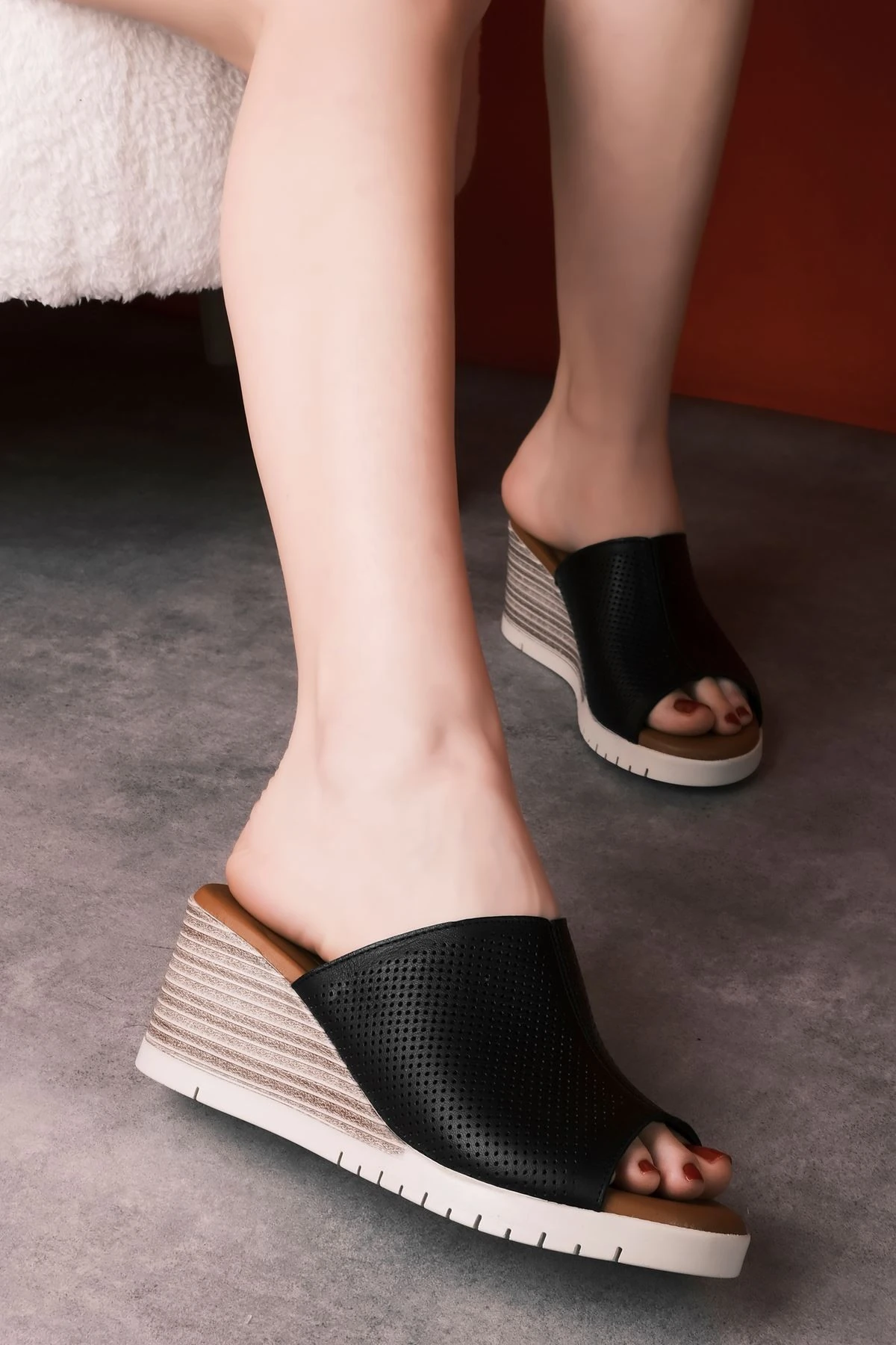 Realize Kadın Hakiki Deri Delikli Topuklu Terlik 3694 - siyah