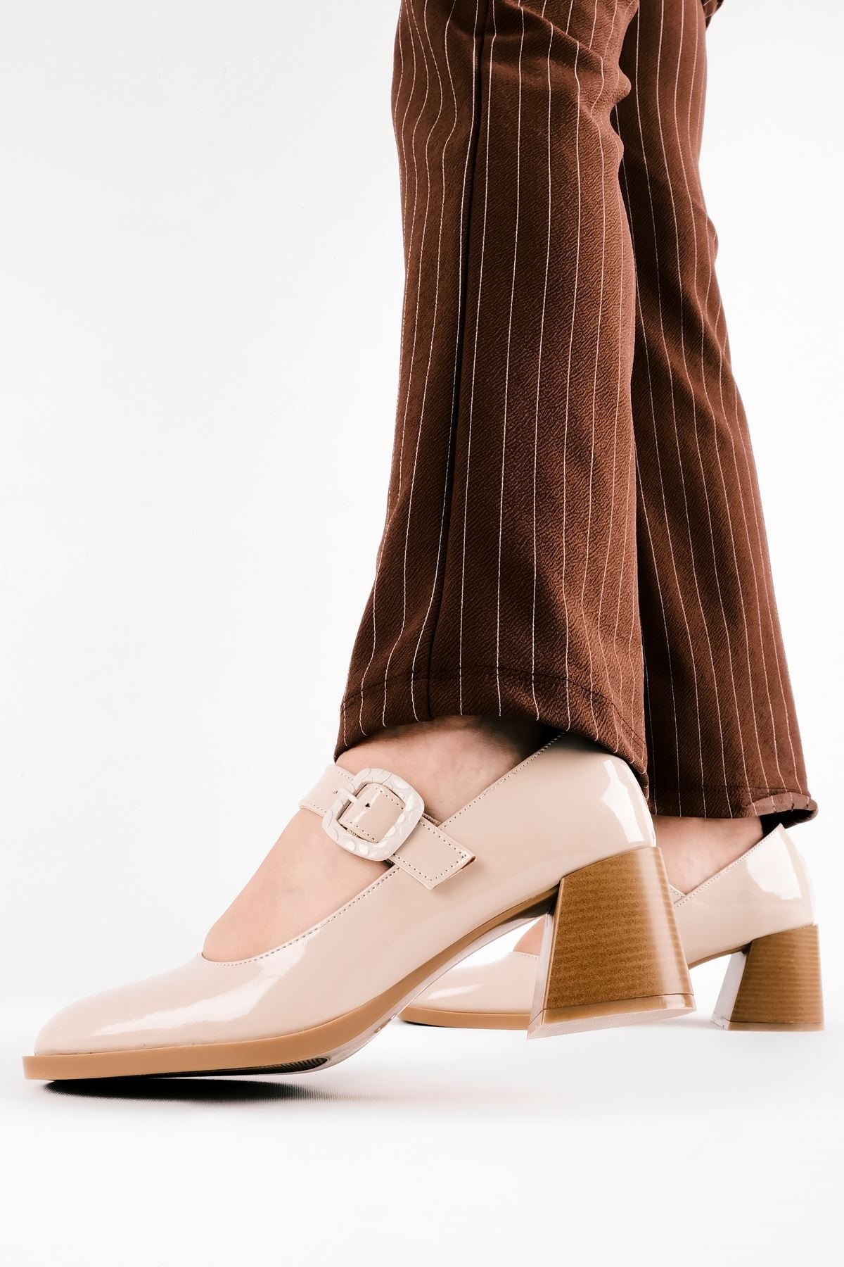 Connor Kadın Küt Burunlu Tek Bant Detaylı Topuklu Ayakkabı