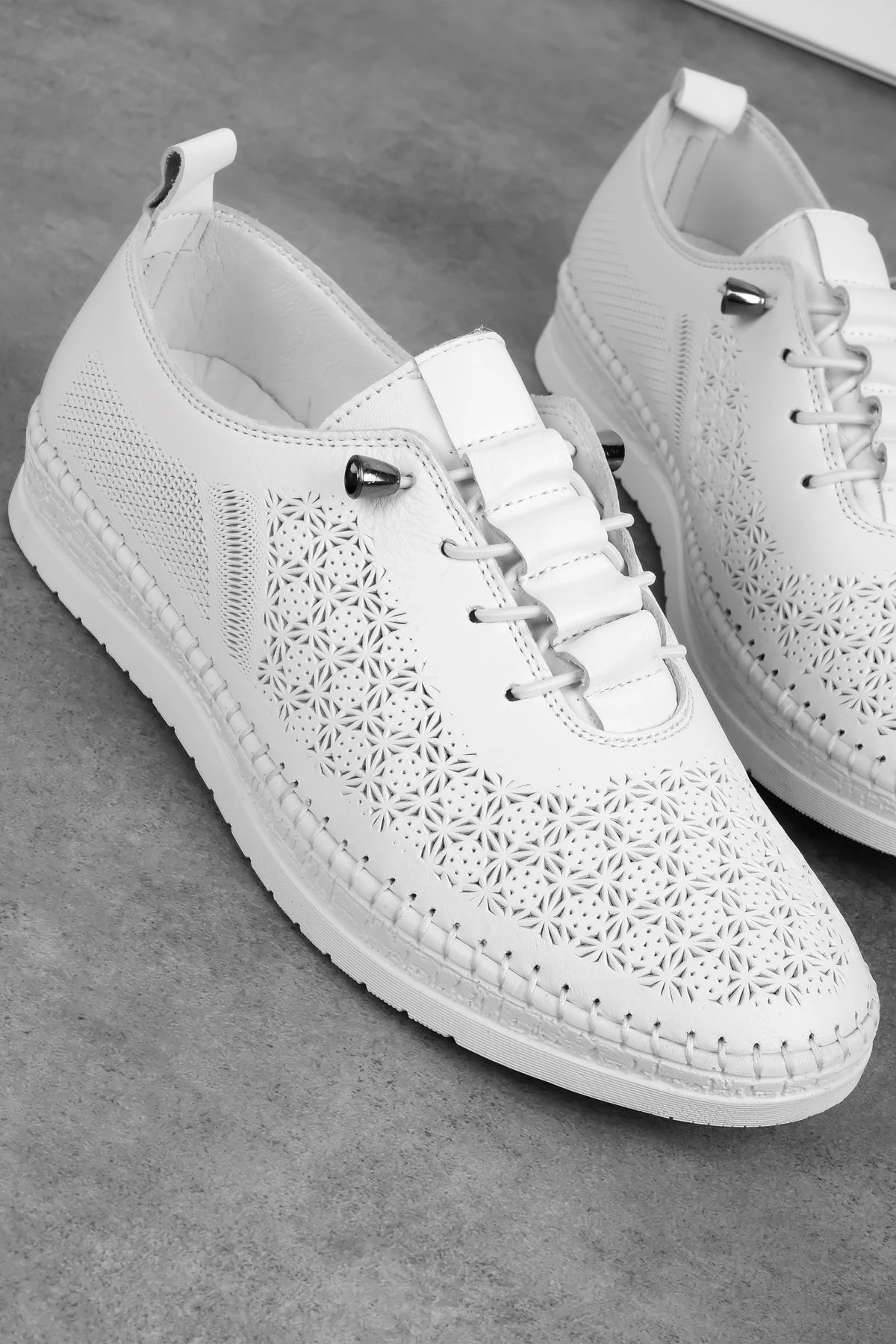 Viento Kadın Hakiki Deri Çiçek Desenli Bağcıklı Günlük Ayakkabı