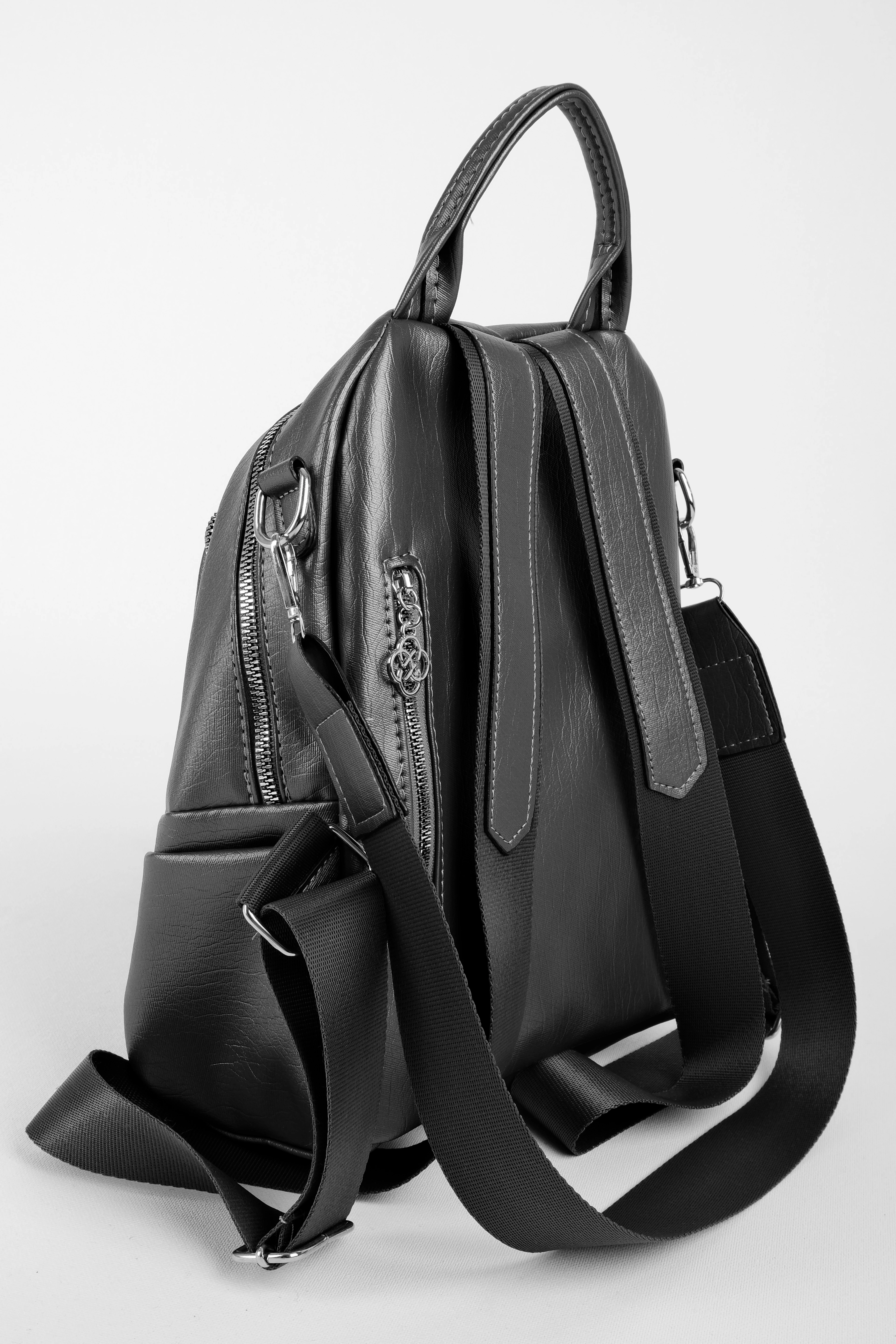 Kadın Önünden Gözlü Üçgen Metal Detaylı Sırt Çantası 2885