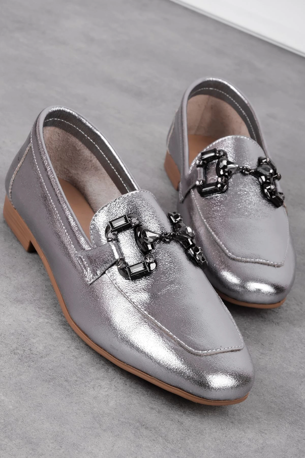 Snow Kadın Hakiki Deri Parlak Taş Toka Detaylı Babet Ayakkabı