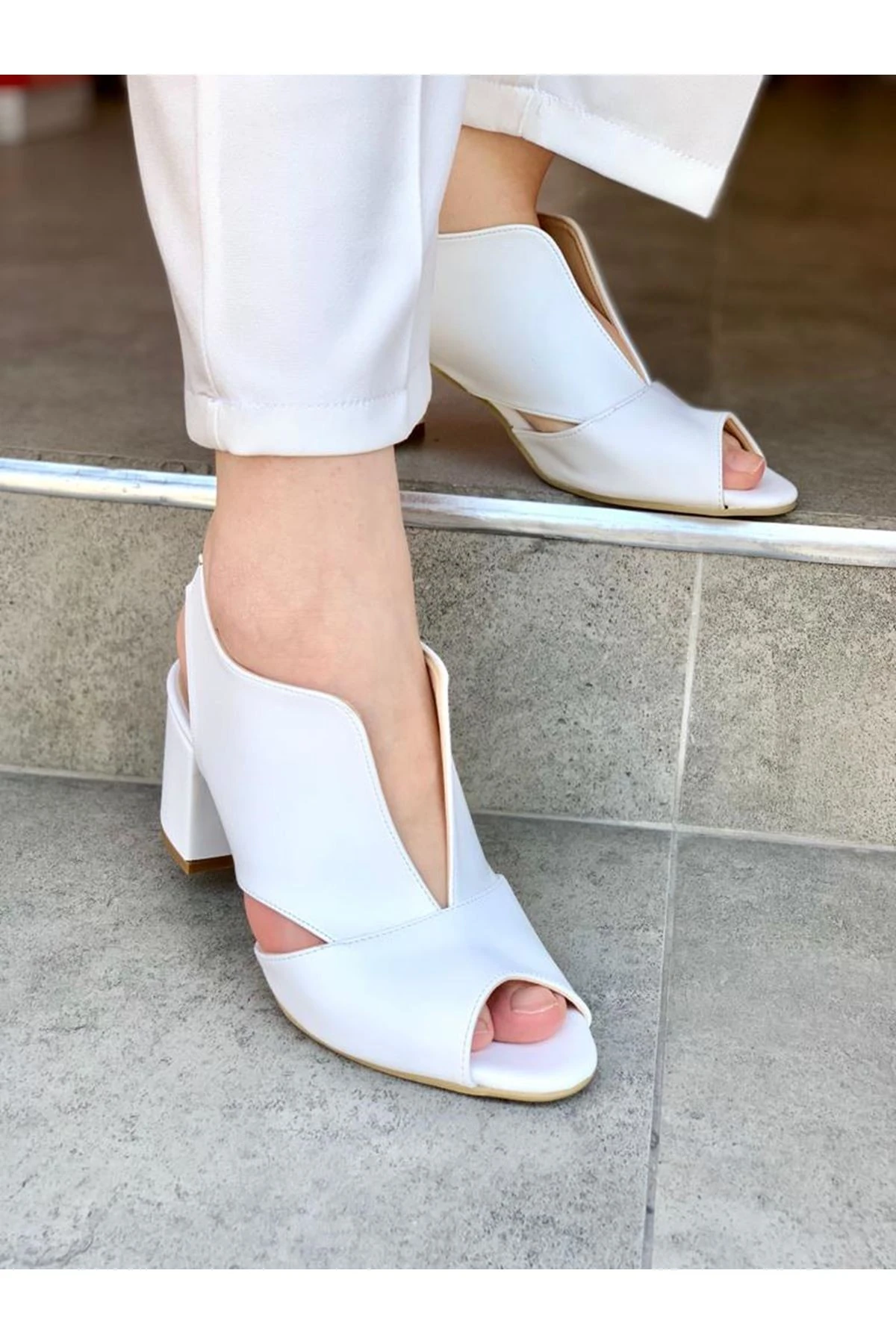 ARKASI LASTİKLİ TOPUKLU AYAKKABI
