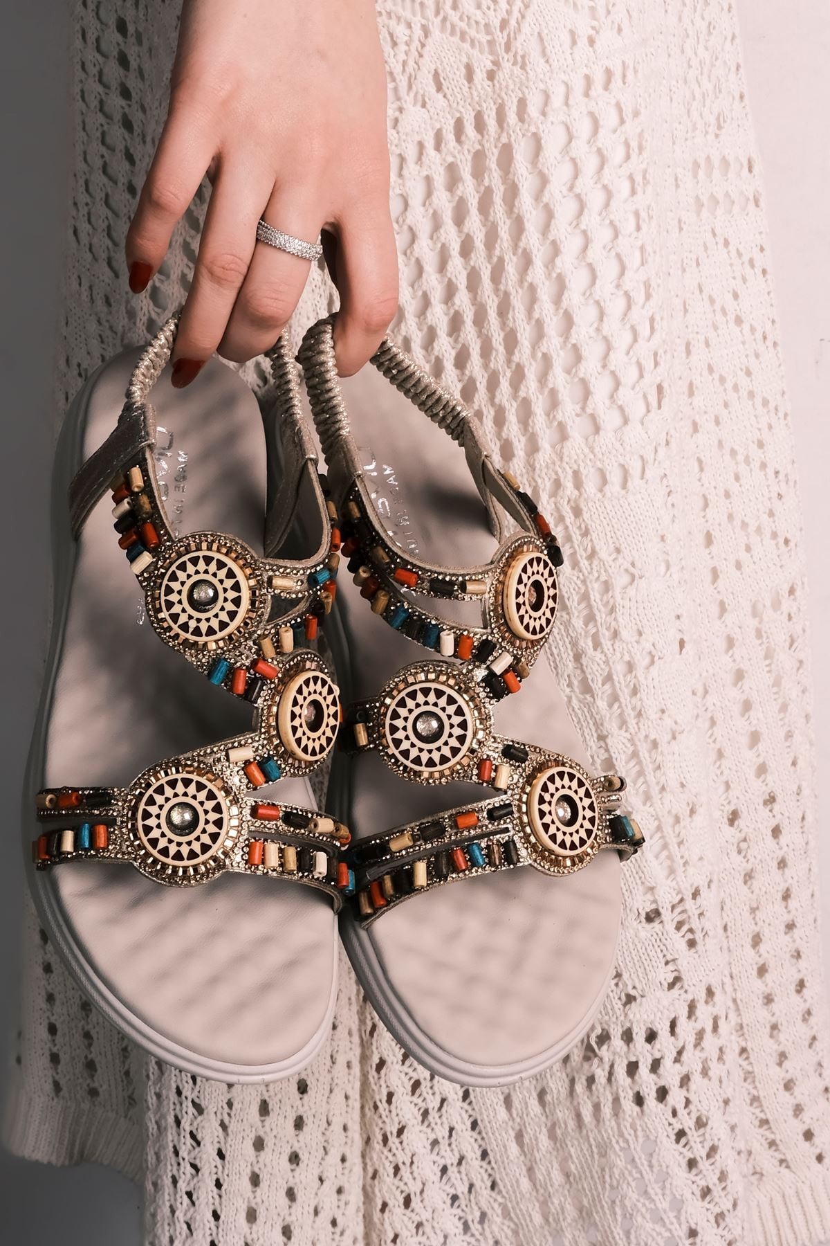 Minks Kadın Renkli Boncuk Detaylı Lastikli Sandalet