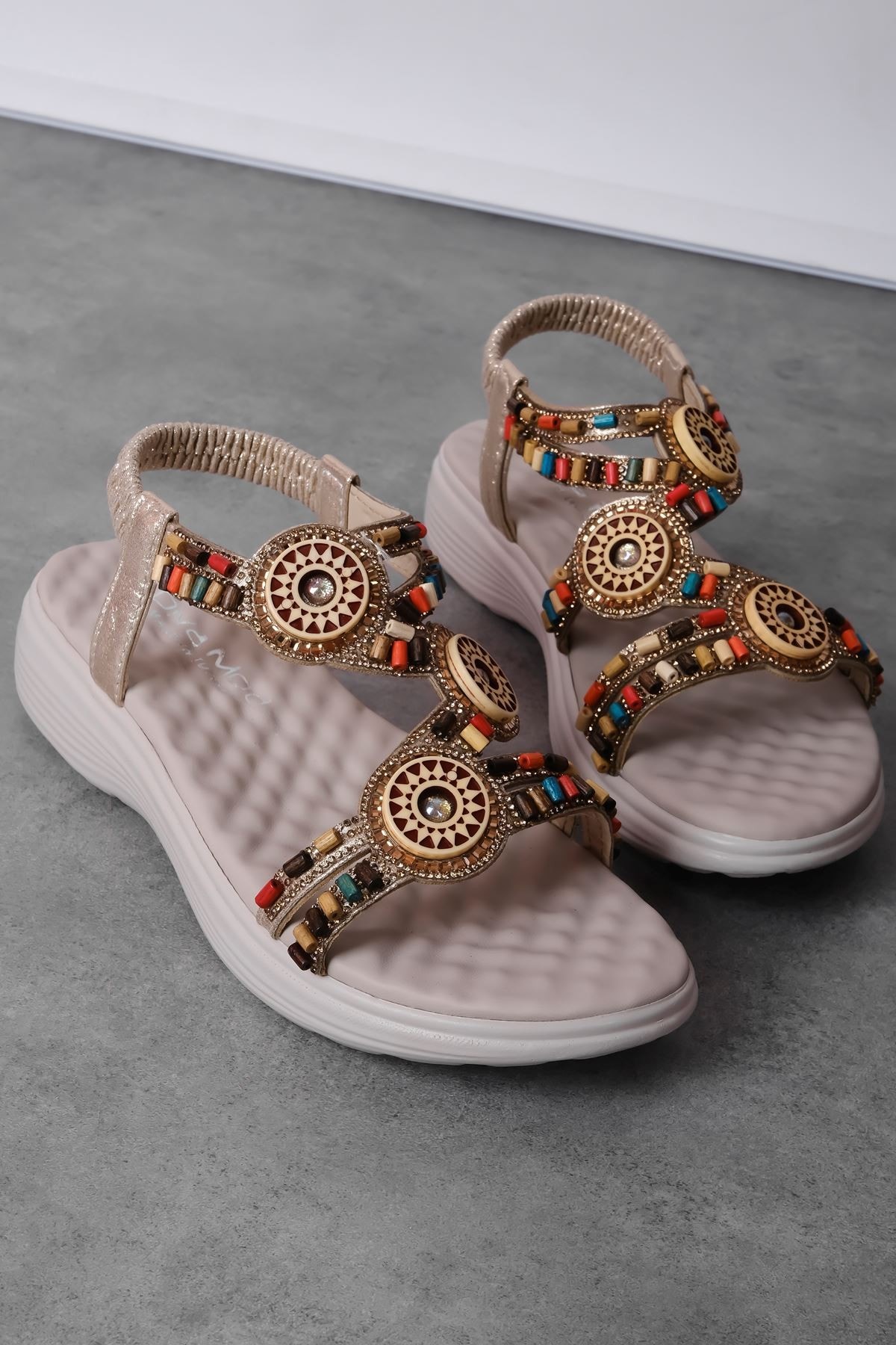 Minks Kadın Renkli Boncuk Detaylı Lastikli Sandalet