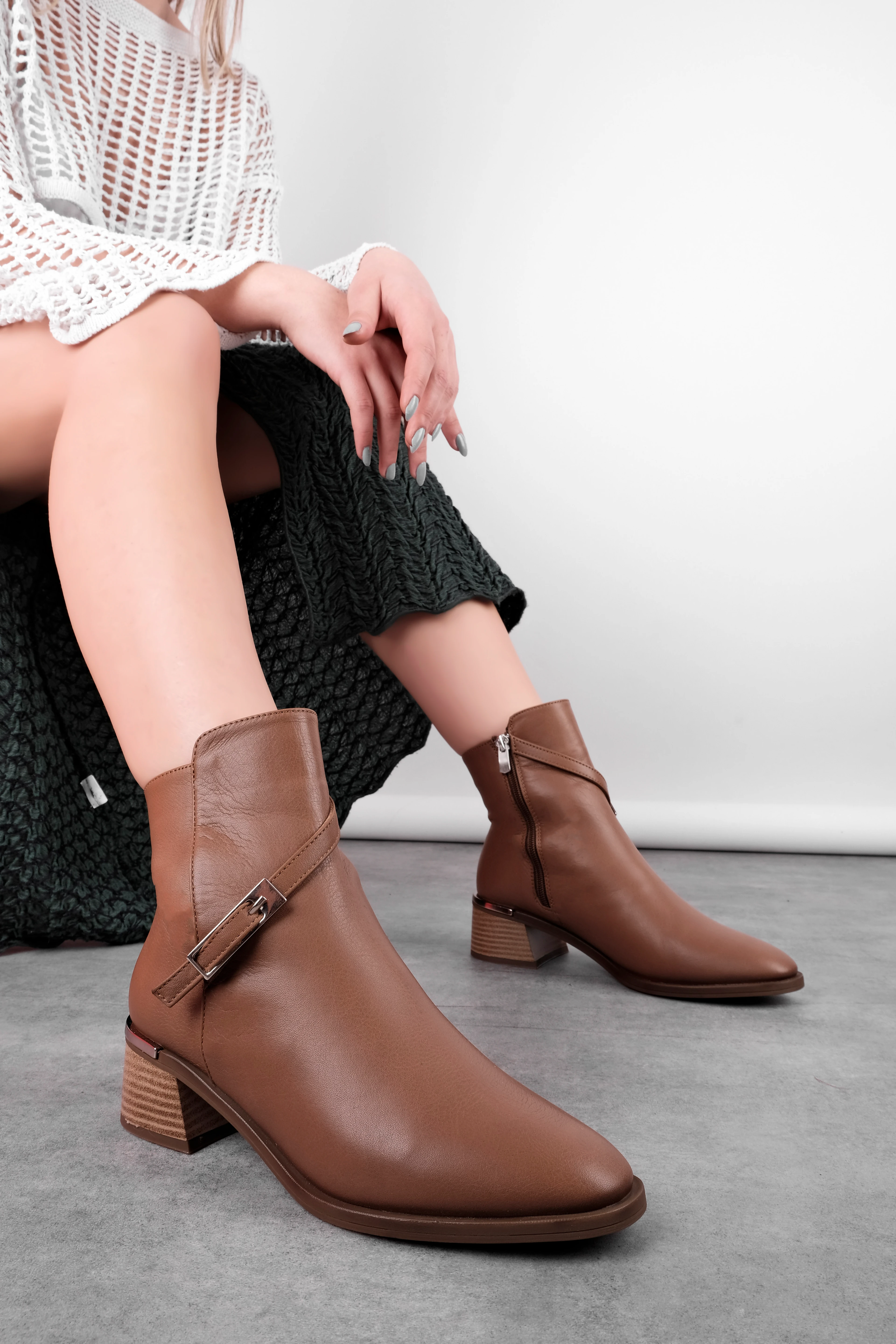 Jayla Kadın Hakiki Deri Topuğu Metal Detaylı Topuklu Bot