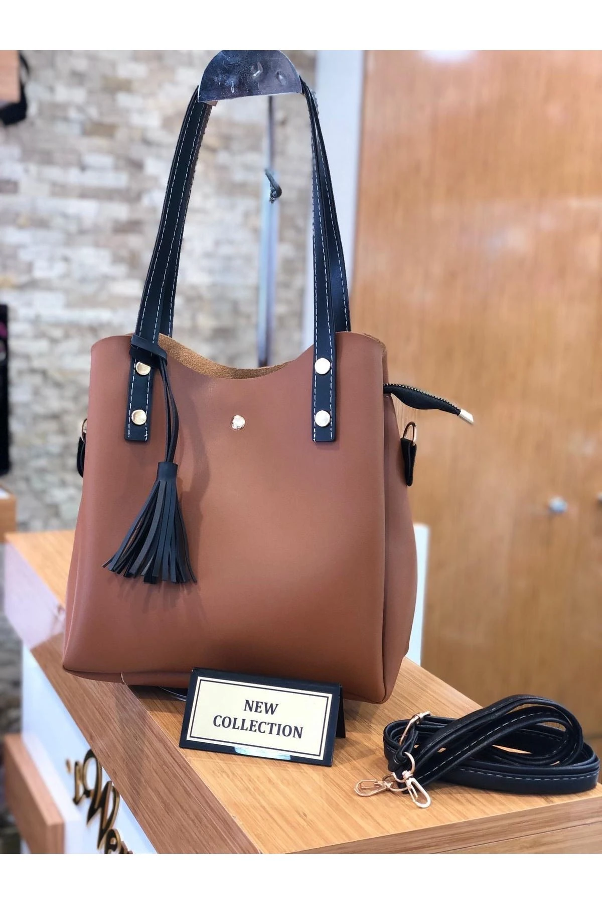 PÜSKÜLLÜ KOL ÇANTASI