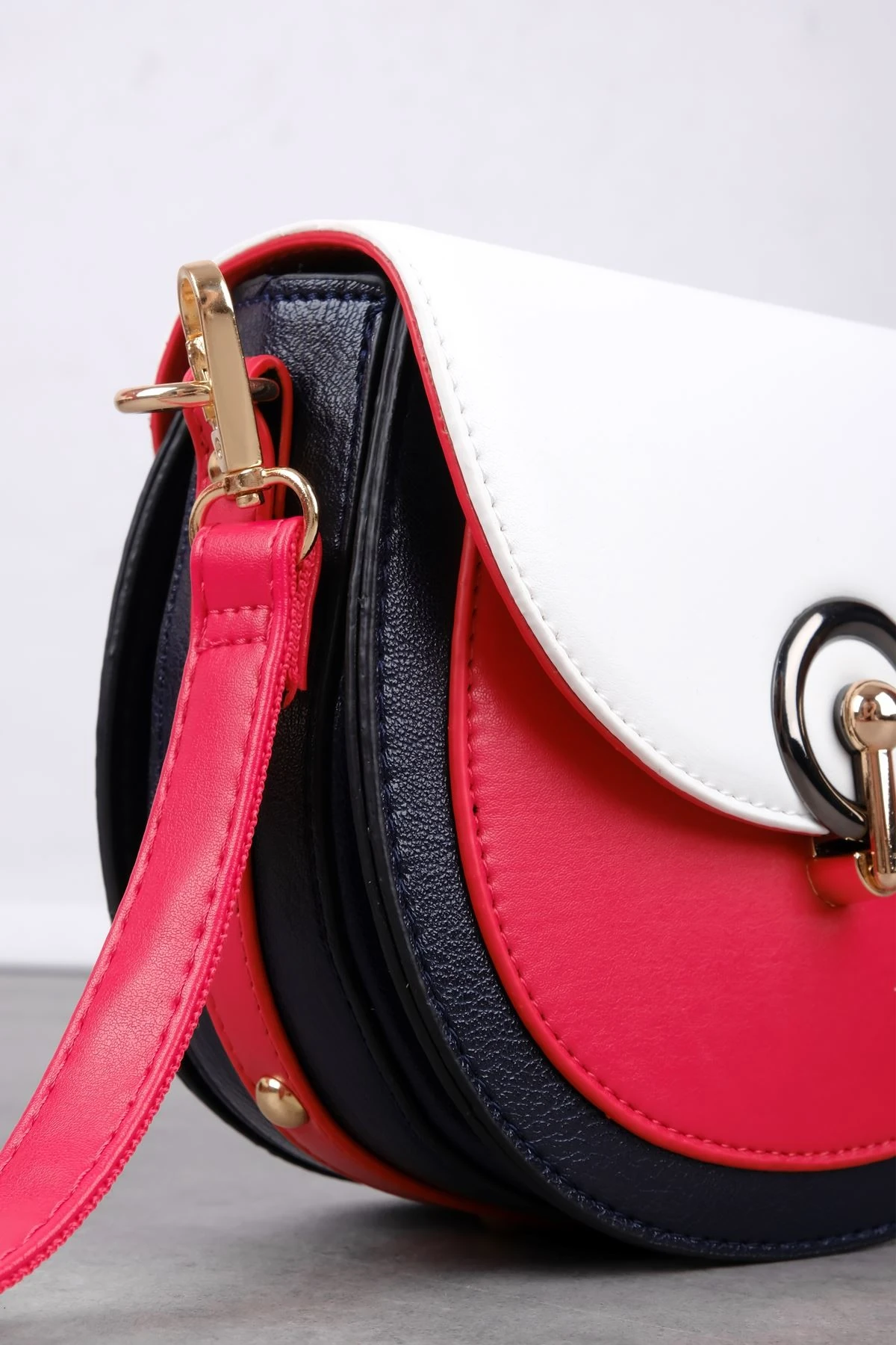 Kadın Kapaklı Küçük Boy Omuz Çantası (1424) 2560