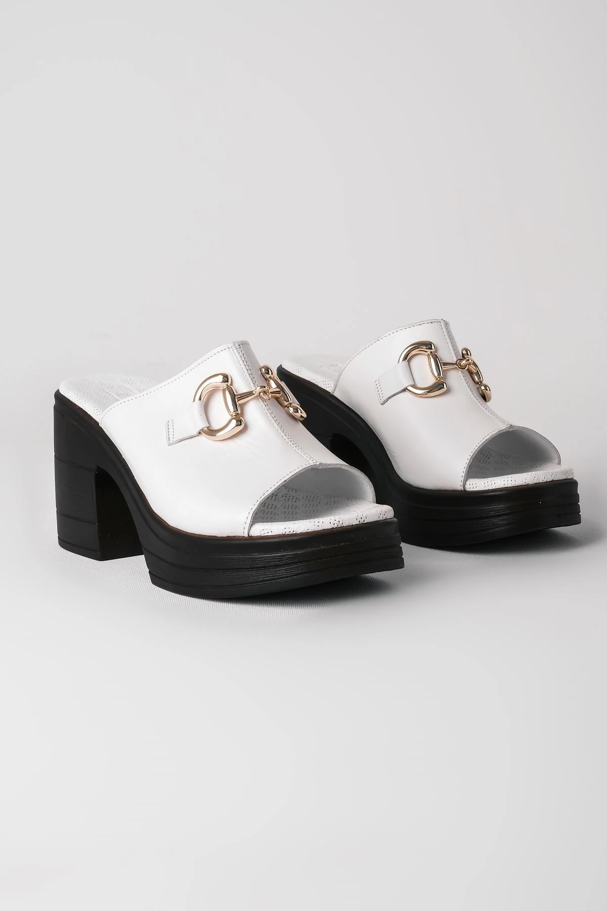 Afra Kadın Hakiki Deri Metal Toka Detaylı Kalın Topuklu Terlik