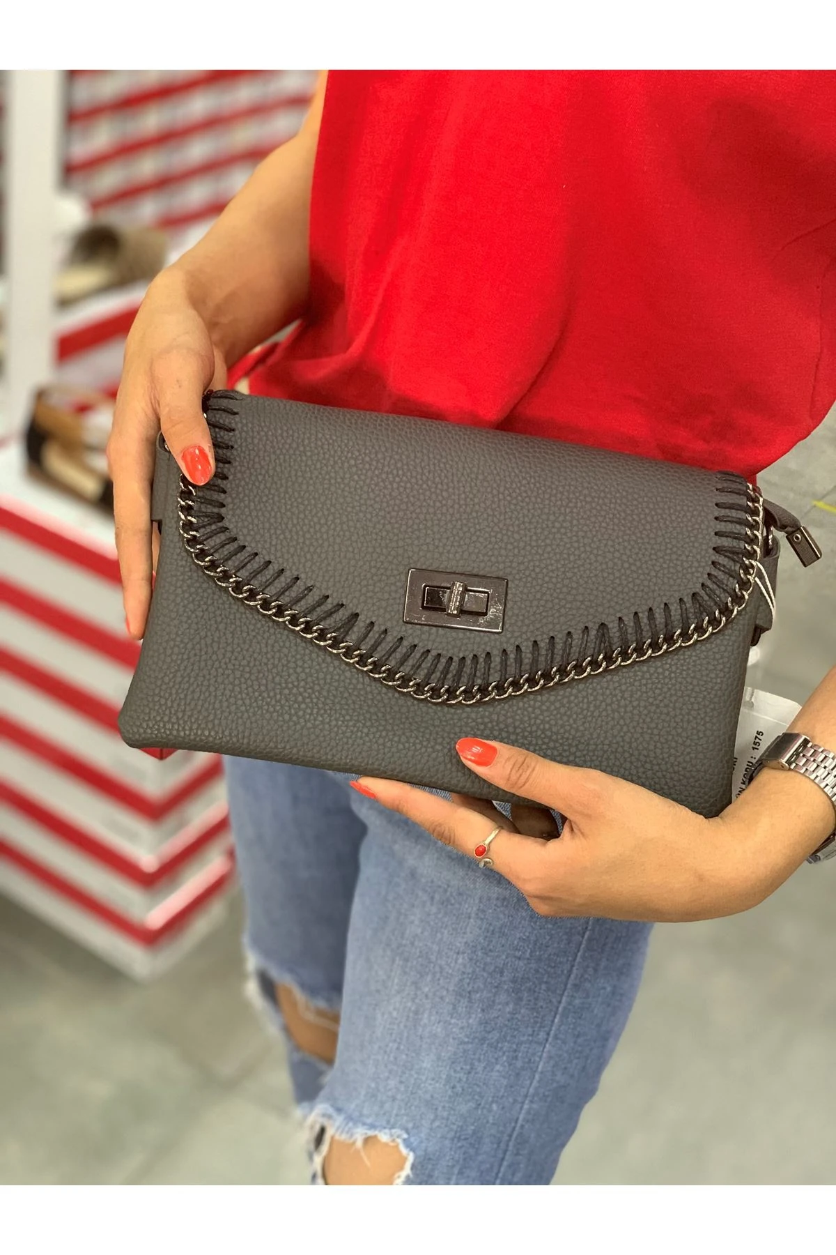 ZİNCİR DETAY ÇAPRAZ EL VE ÇAPRAZ BAYAN ÇANTASI