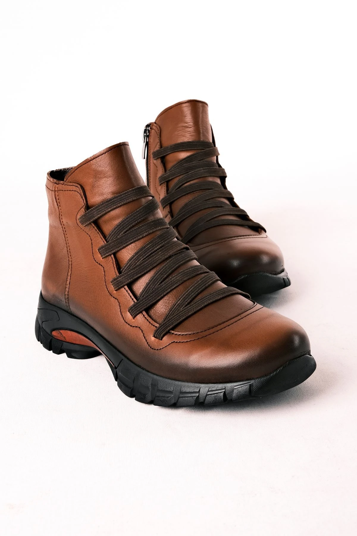 Ella Kadın Hakiki Deri Ön Kısmı Lastik Bağcık Detaylı Fermuarlı Bot B2859