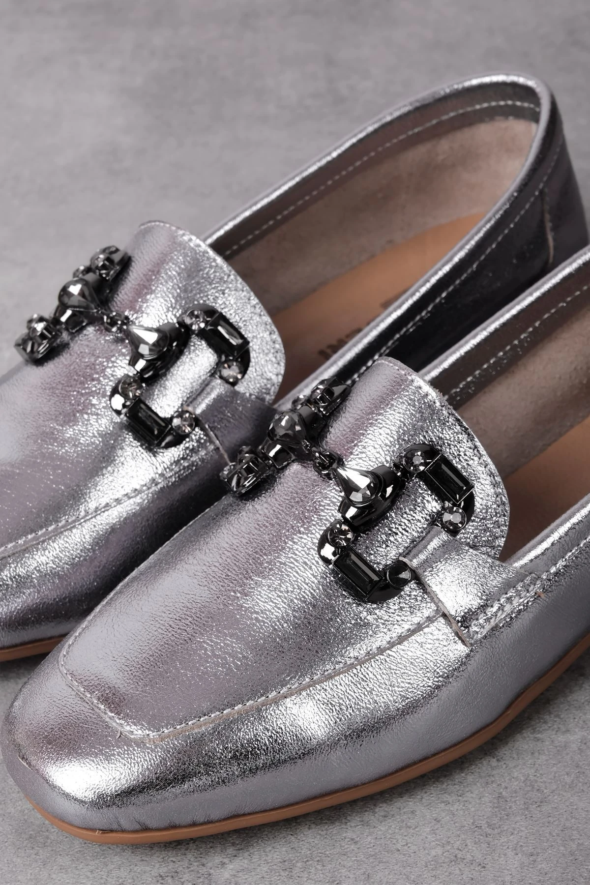 Snow Kadın Hakiki Deri Parlak Taş Toka Detaylı Babet Ayakkabı