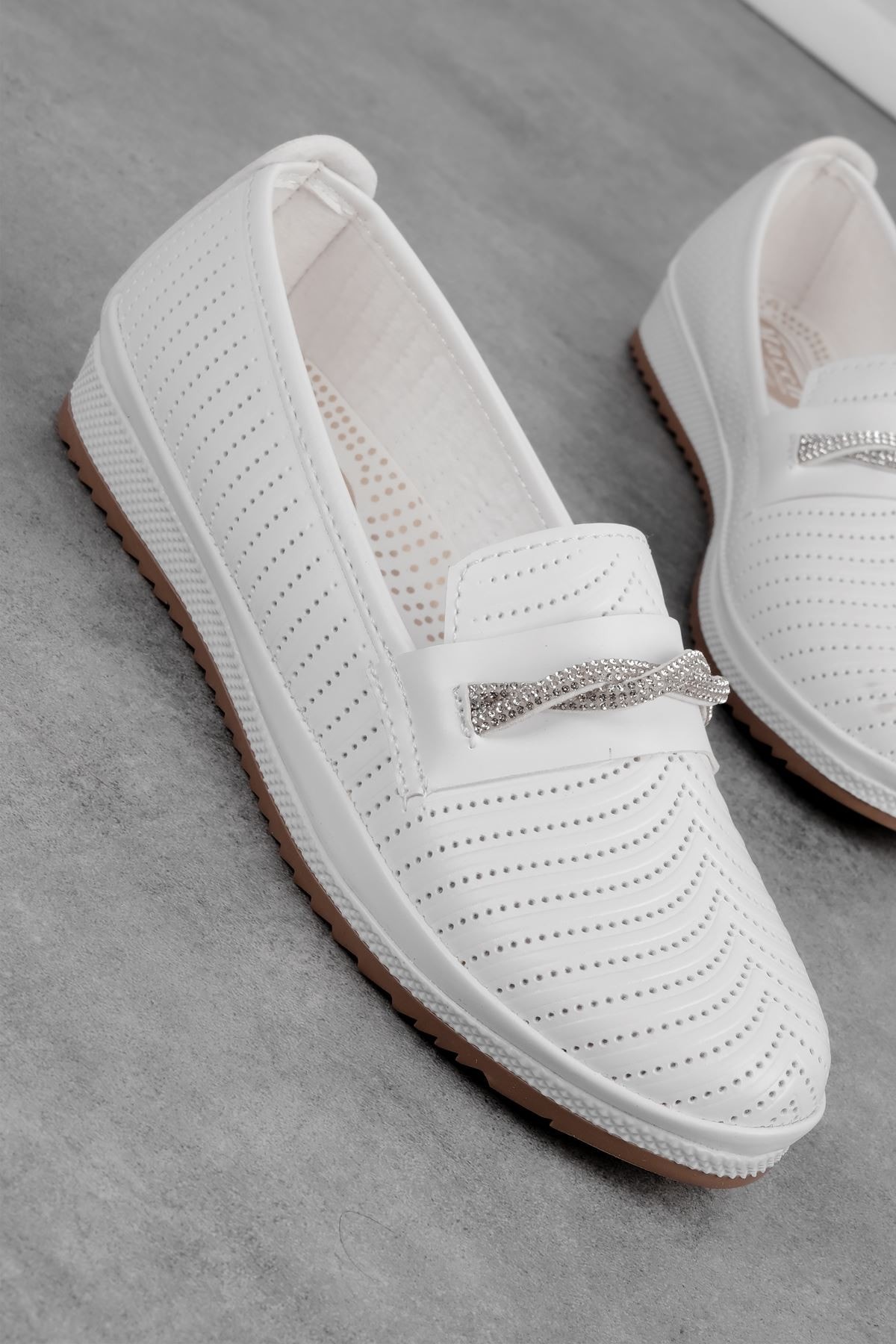 Evan Kadın Delikli Parlak Taş Detaylı Günlük Ayakkabı