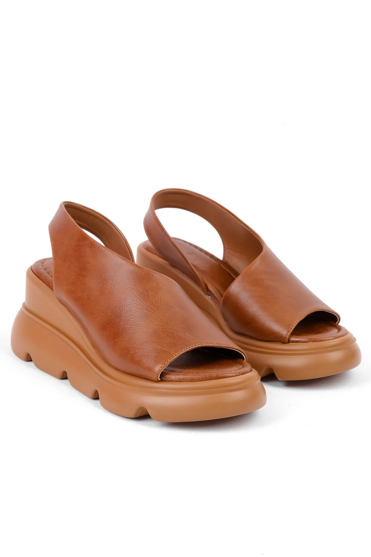 Madia Kadın Yüksek Taban Karnıyarık Detaylı Sandalet