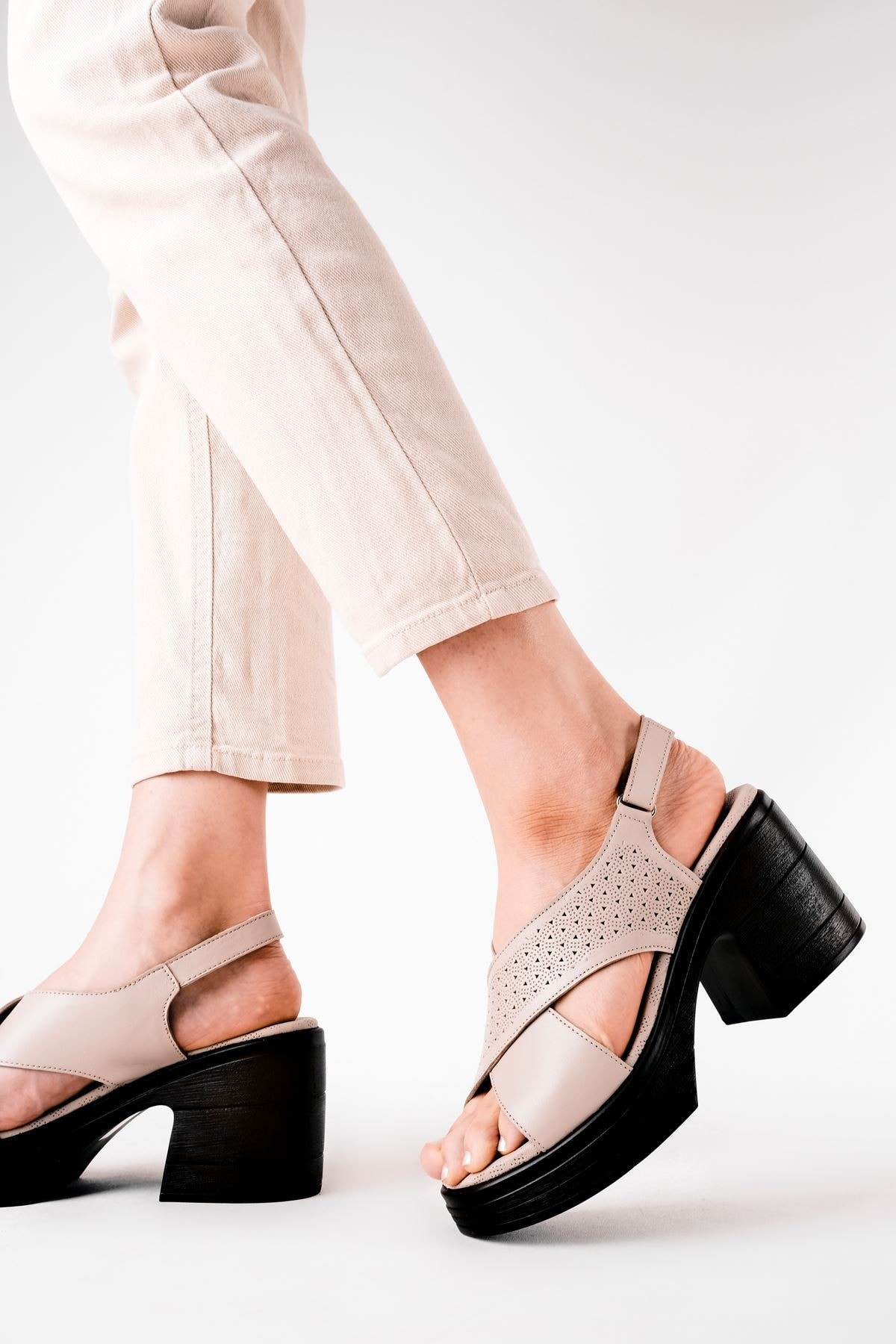 Femand Kadın Hakiki Deri Desenli Çapraz Bantlı Topuklu Ayakkabı