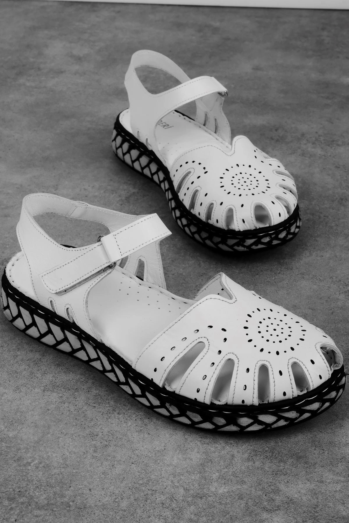 Daisy Kadın Hakiki Deri Kafes Detaylı Çırtçırtlı Sandalet Ayakkabı