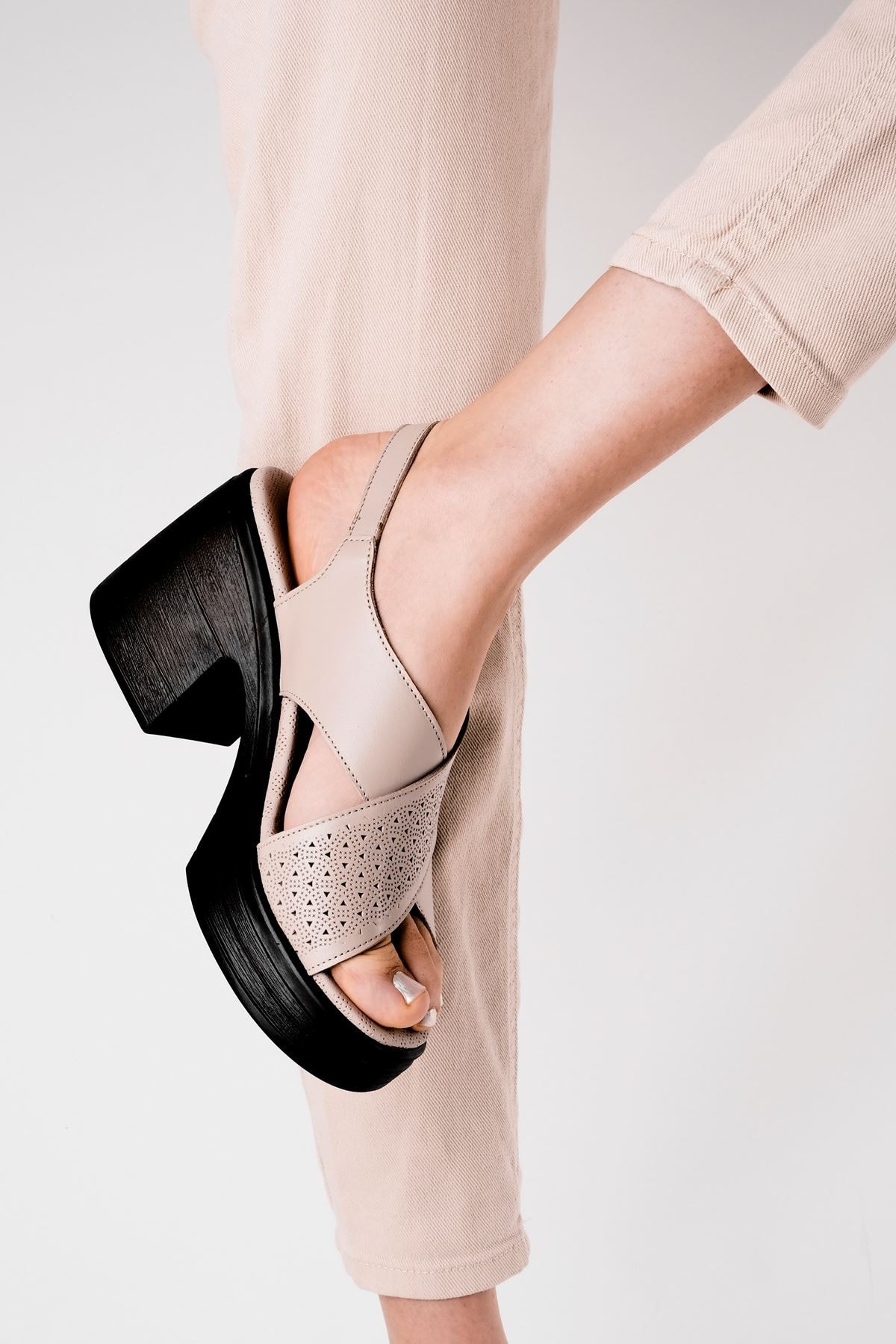 Femand Kadın Hakiki Deri Desenli Çapraz Bantlı Topuklu Ayakkabı