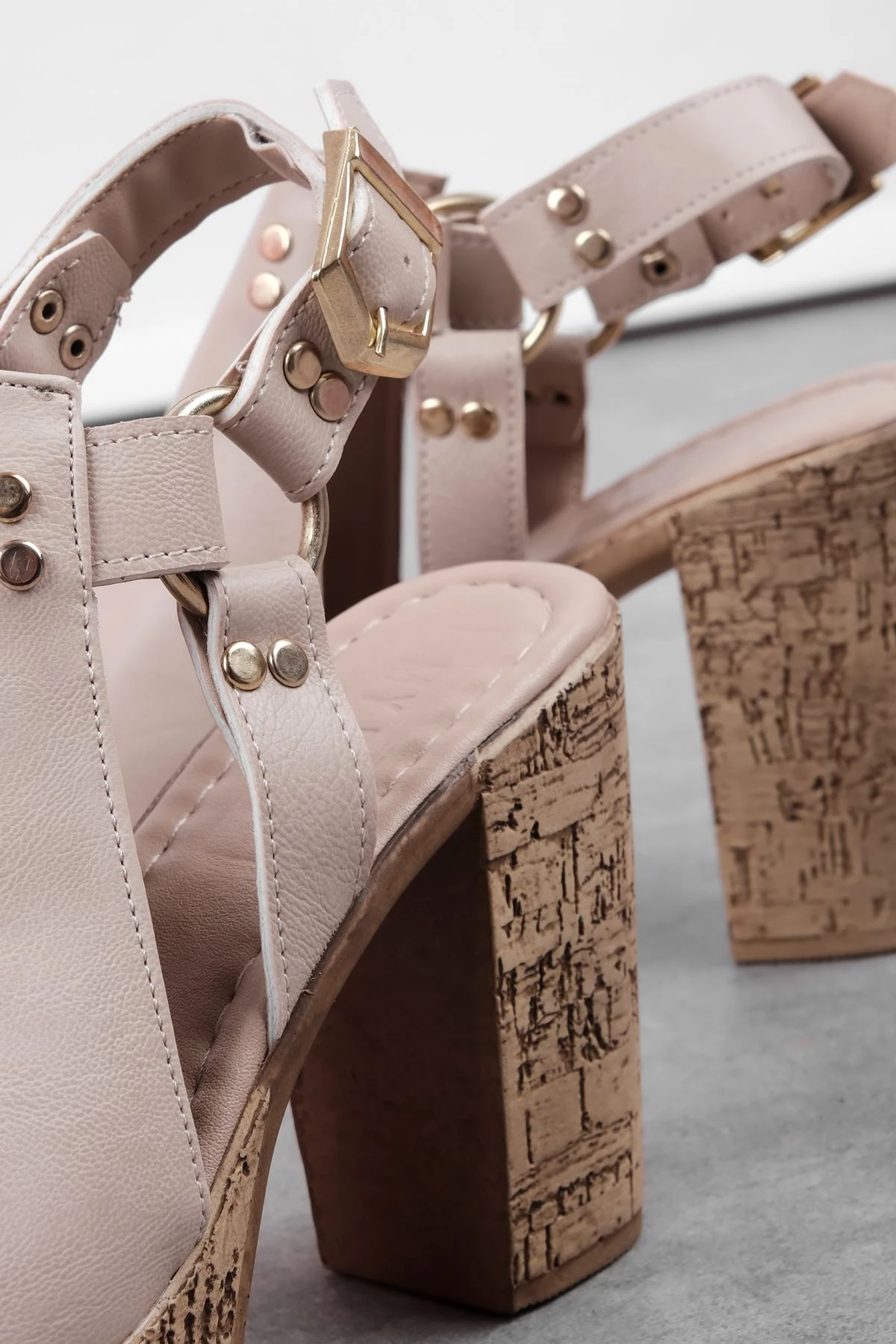 Vesta Kadın Yuvarlak Metal Detaylı Kalın Topuklu Sandalet