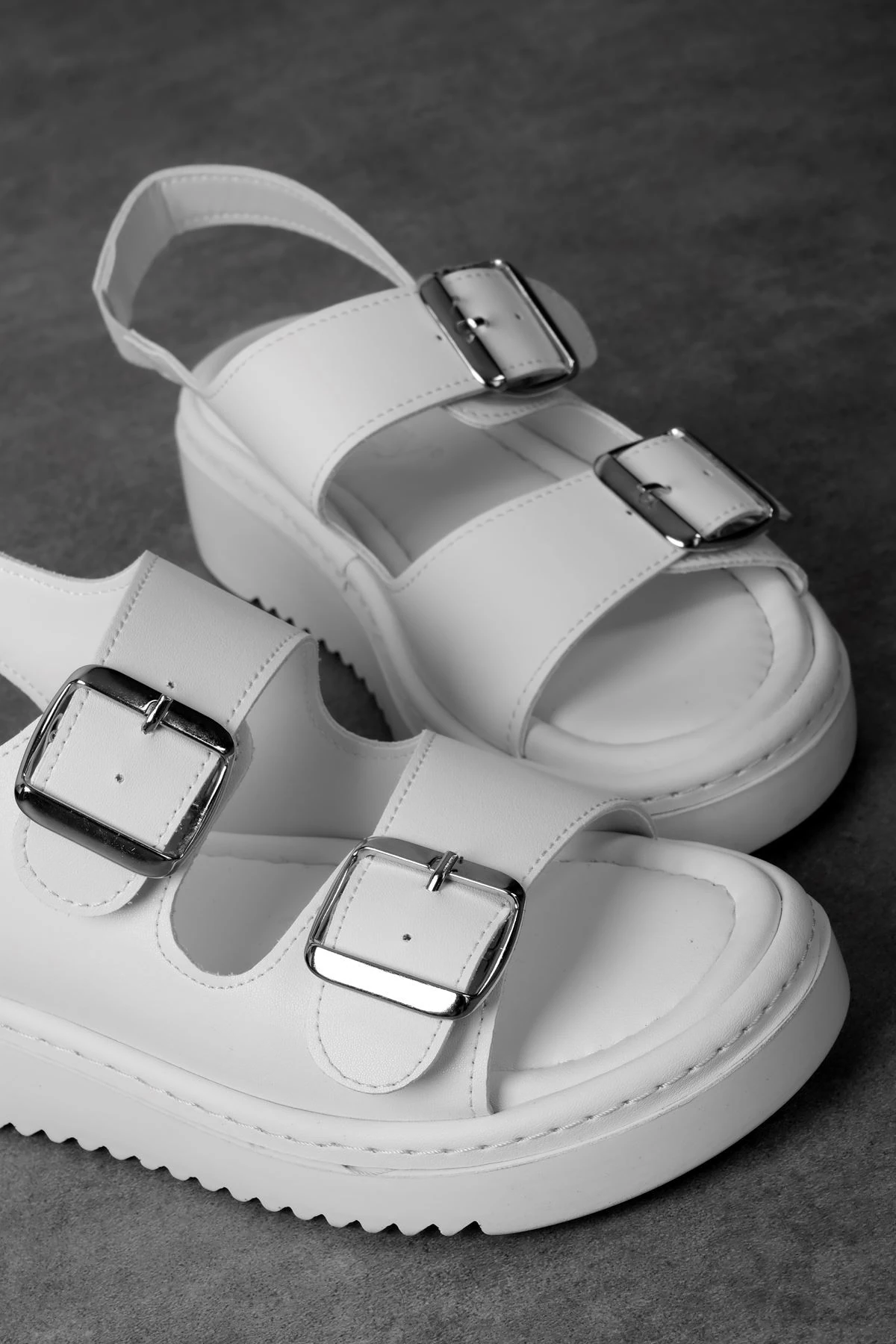 Enova Kadın Kemer Toka Detaylı Lastikli Sandalet Ayakkabı