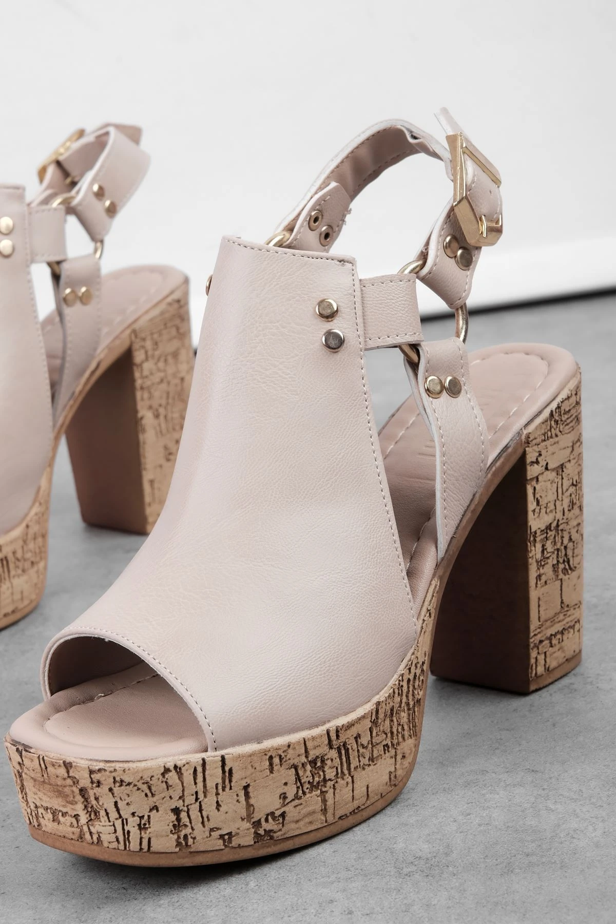 Vesta Kadın Yuvarlak Metal Detaylı Kalın Topuklu Sandalet