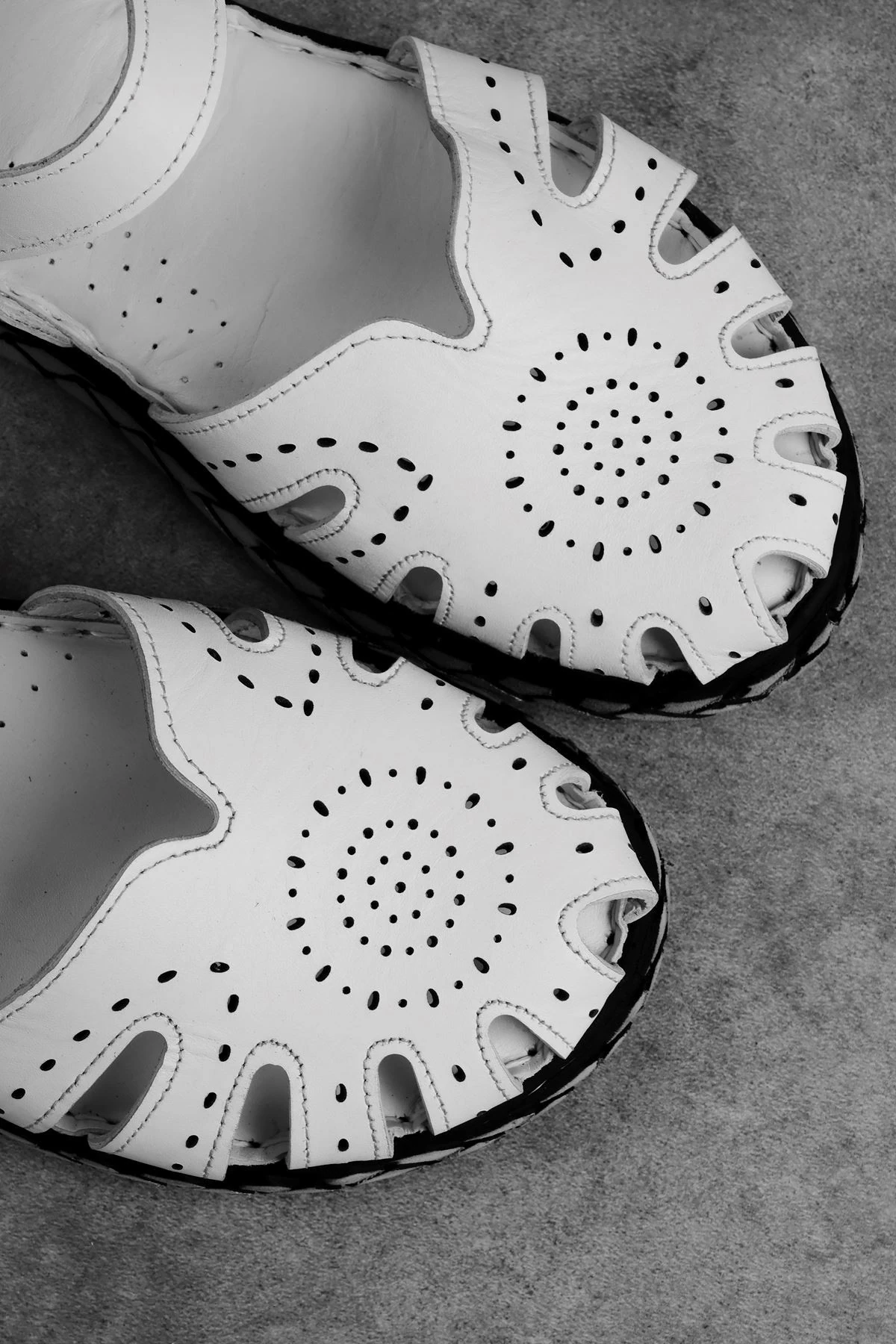 Daisy Kadın Hakiki Deri Kafes Detaylı Çırtçırtlı Sandalet Ayakkabı