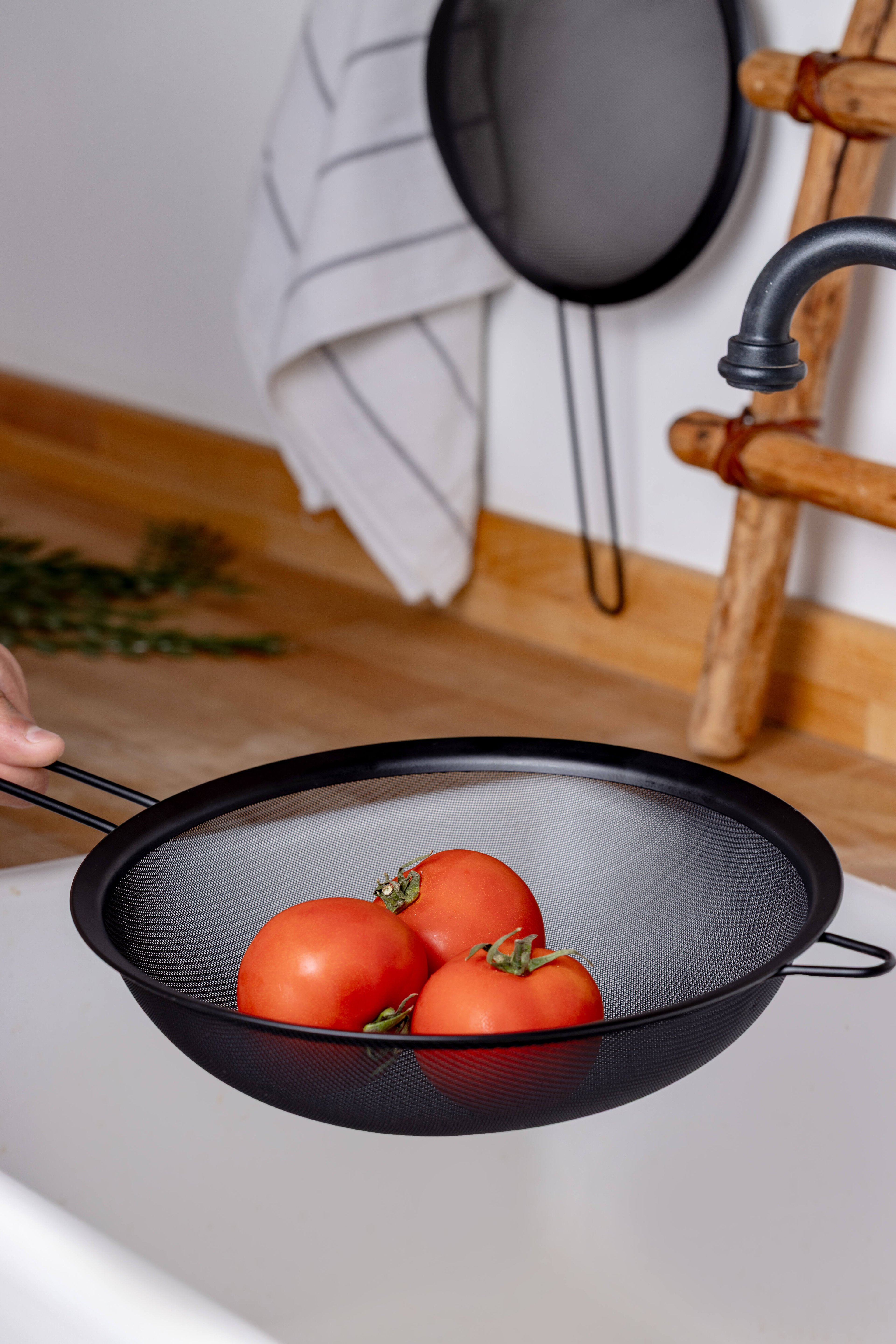 Mirano Saplı Çelik Süzgeç Siyah 24cm