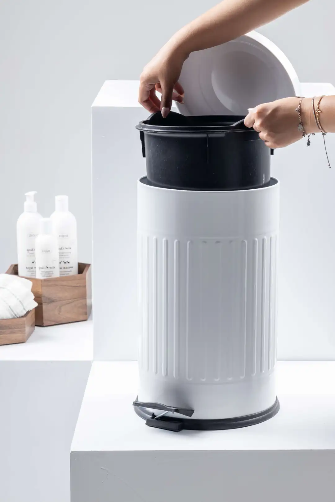 Vidor Pedallı Çöp Kovası 16LT Beyaz