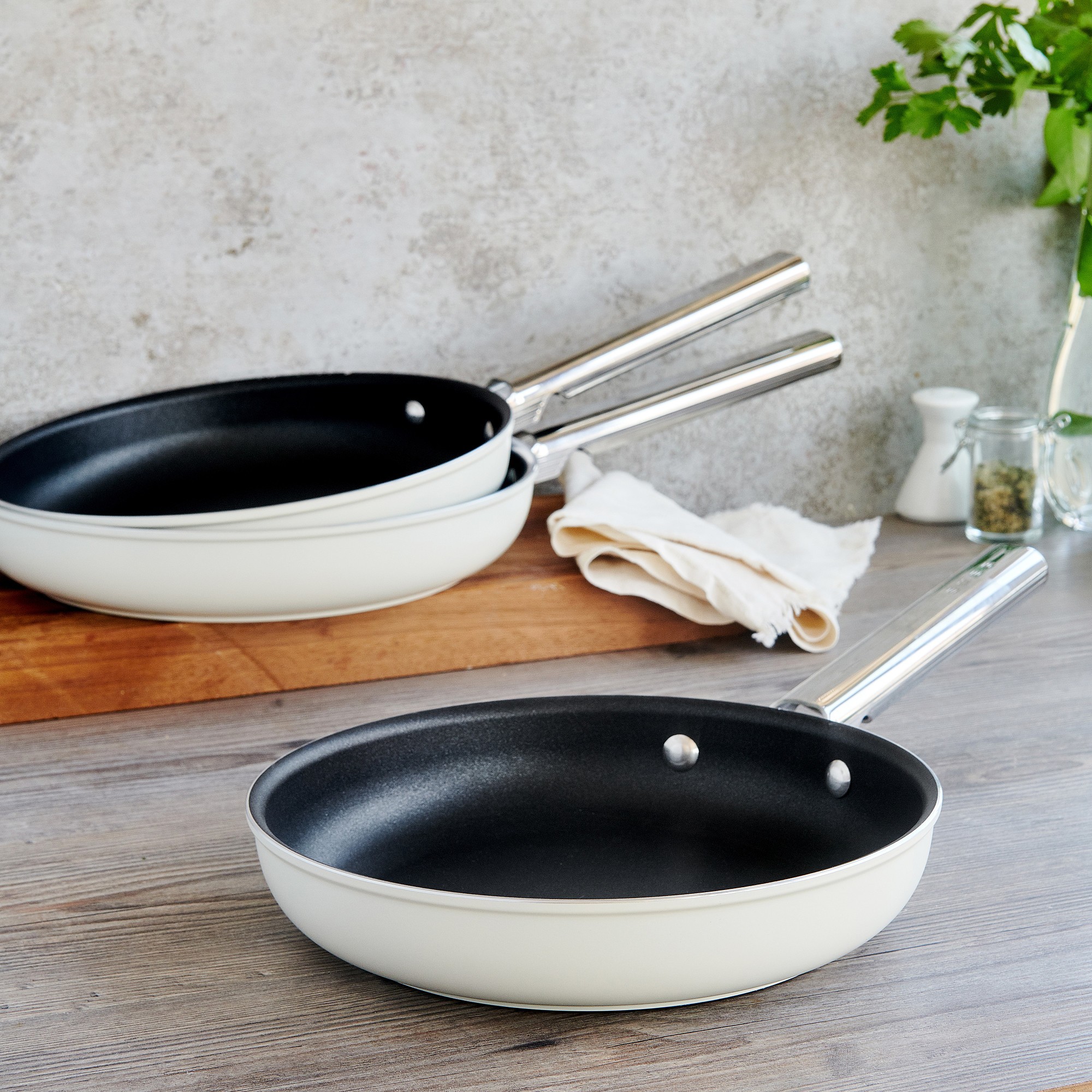 SMEG Cookware Serisi Tava 28Cm Ckff2801Crm Krem