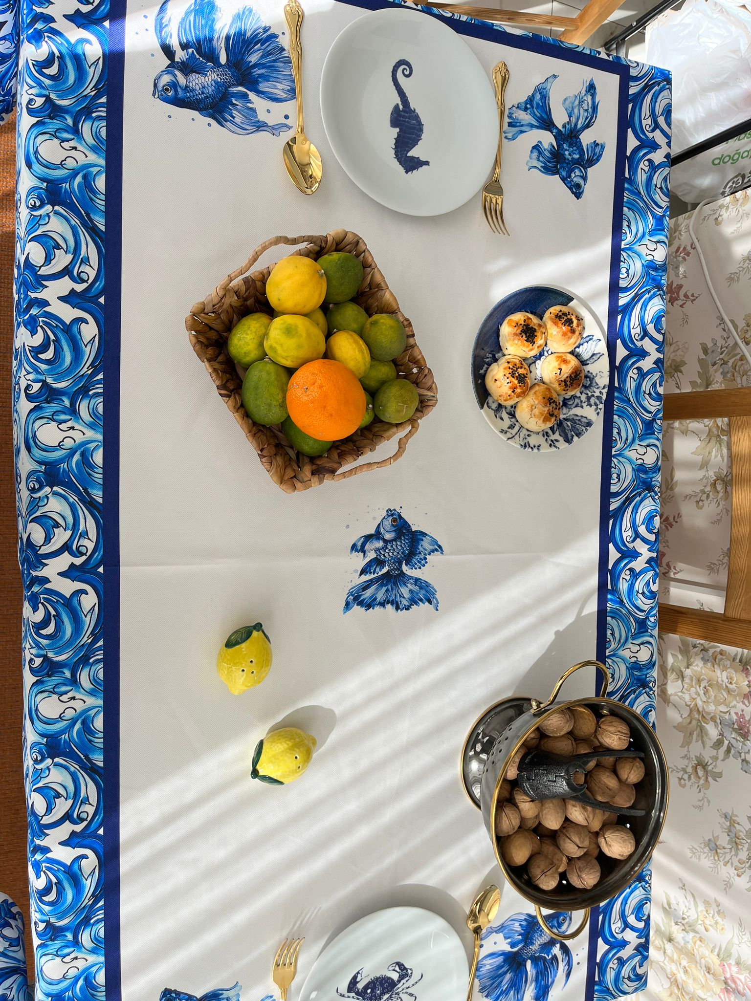 BALIKLI ÇİNİ DESENLİ MASA ÖRTÜSÜ 