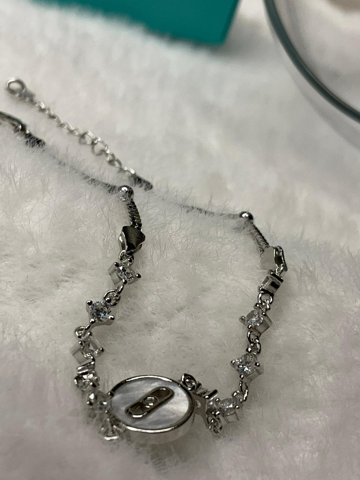 925 Ayar Gümüş Charm Tasarım Bileklik – Modern ve Şık Kadın Takı Modeli