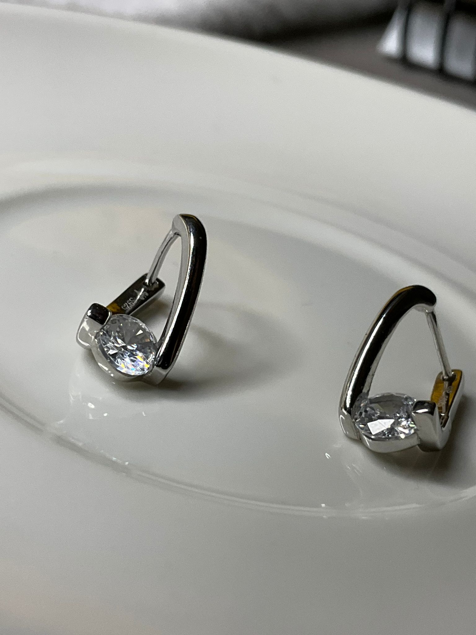 X MODEL TEK TAŞLI ZARİF TASARIM GÜMÜŞ KÜPE