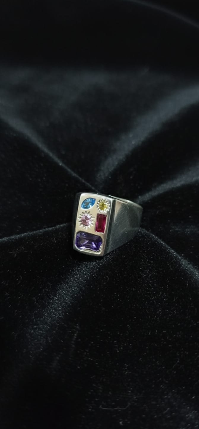 Gümüş Signet Ring Model Yüzük – Şık ve Modern Kadın Takı