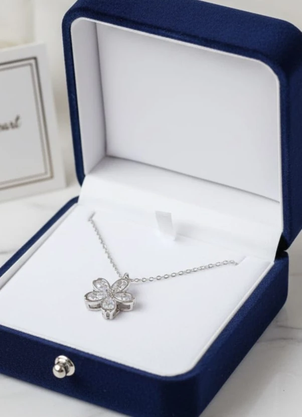 925 Ayar Gümüş Beş Yapraklı Çiçek Model Kolye – Şık ve Zarif Kadın Takı