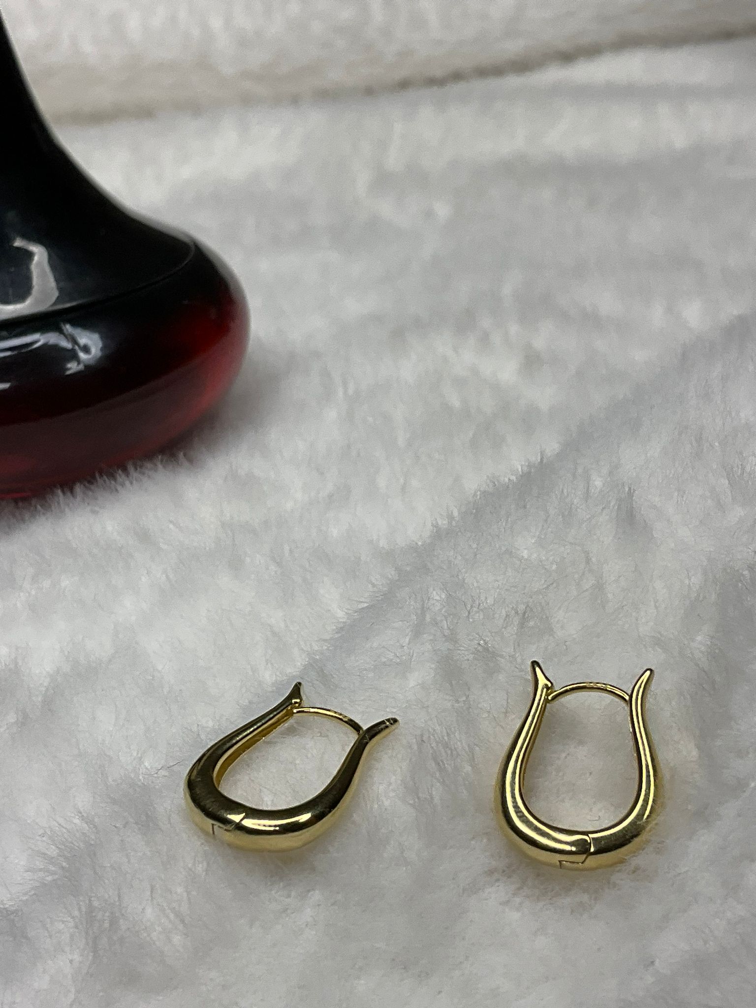 HUGGİE KİLİTLİ HALKA KÜPE