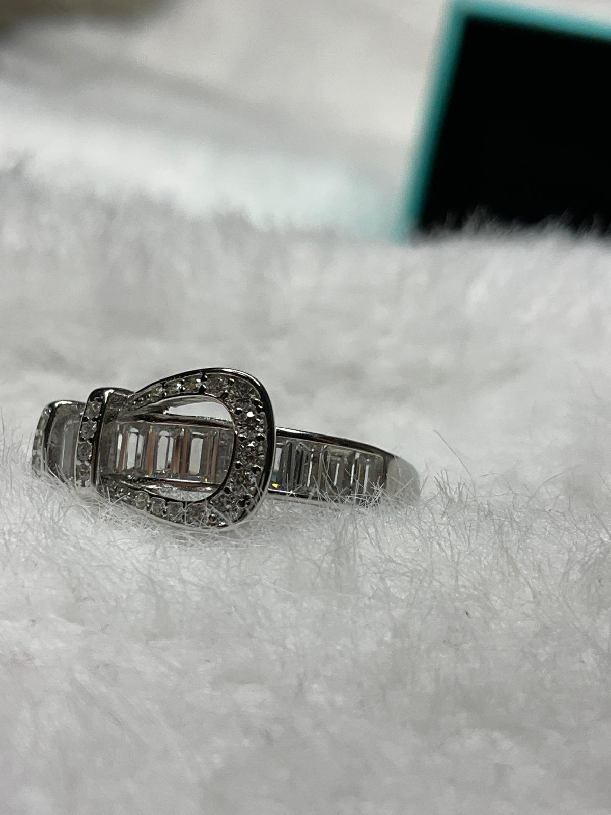 925 Ayar Gümüş Kemerli (Buckle) Zirkon Taşlı Yüzük – Şık ve Modern Kadın Takı