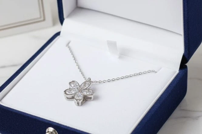 925 Ayar Gümüş Beş Yapraklı Çiçek Model Kolye – Şık ve Zarif Kadın Takı